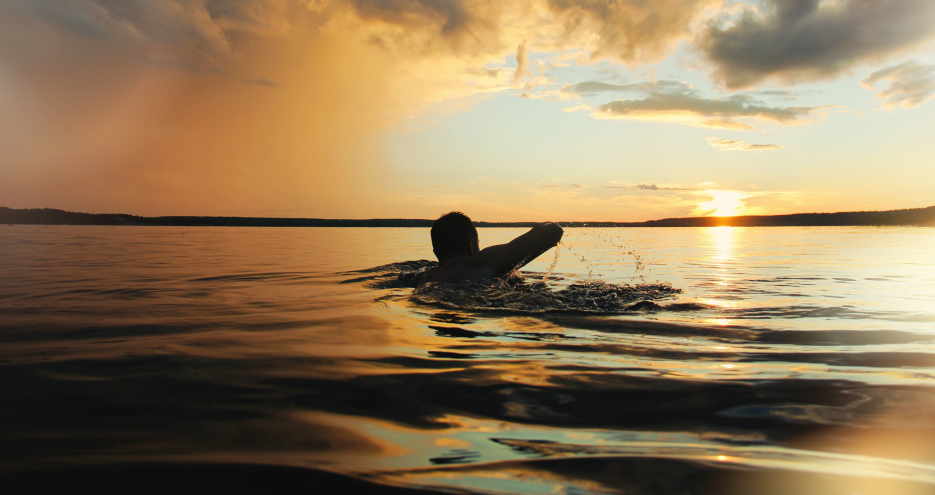 Schön, aber nicht ohne Risiko - Schwimmen in offenen Gewässern | Credit: iStock.com/LeonidKos
