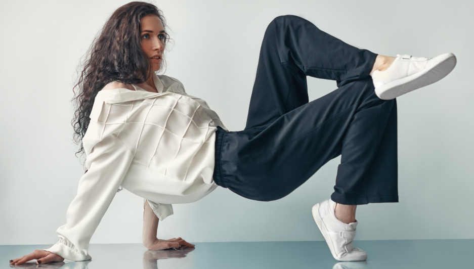 Edel und vielseitig kombinierbar - weiße Sneaker | Credit: iStock.com/Viktor_Gladkov