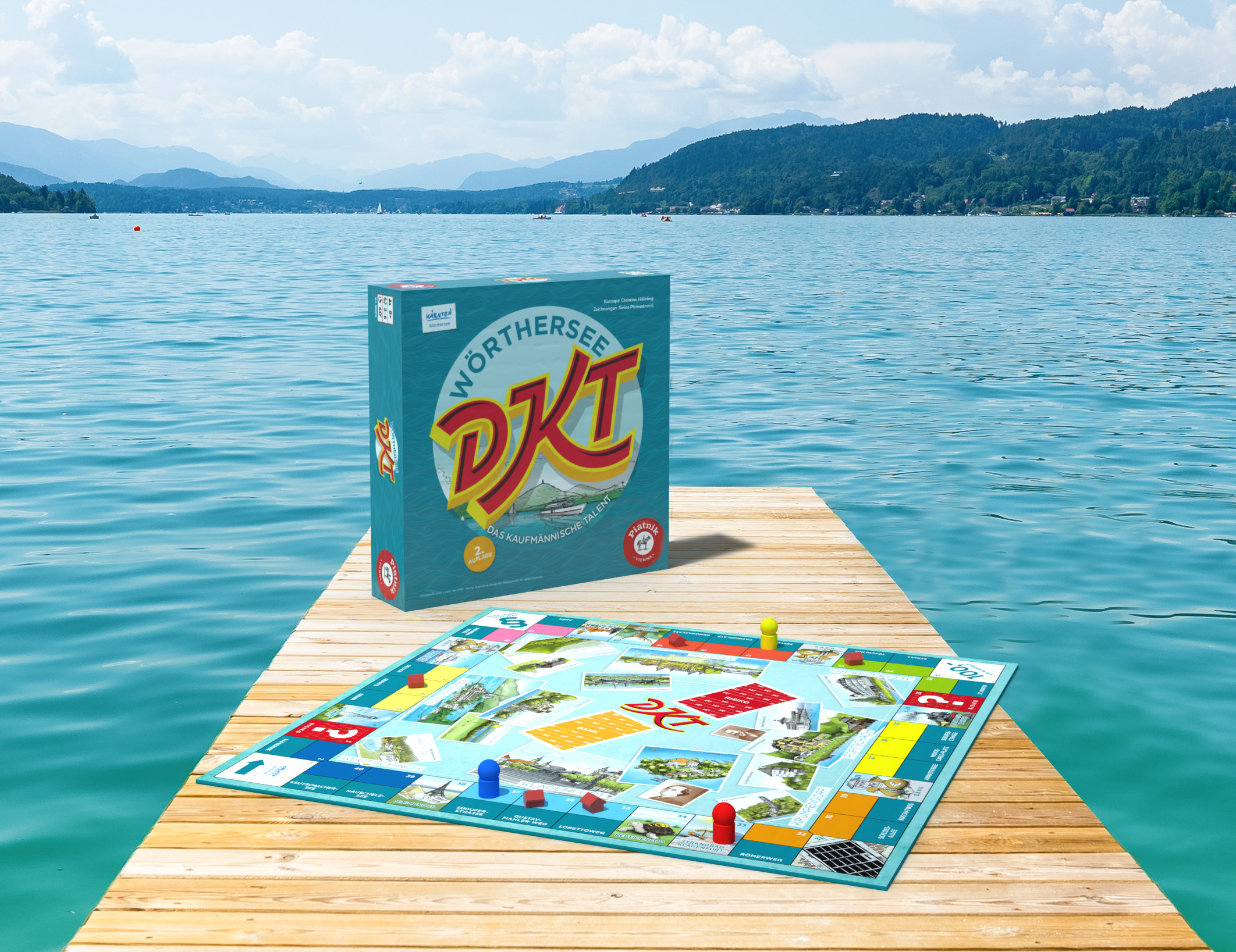 Ein Badesteg, der in einen türkisfarbenen See vor einer imposanten Bergkulisse ragt, auf dem ein DKT-Spielbrett platziert wurde