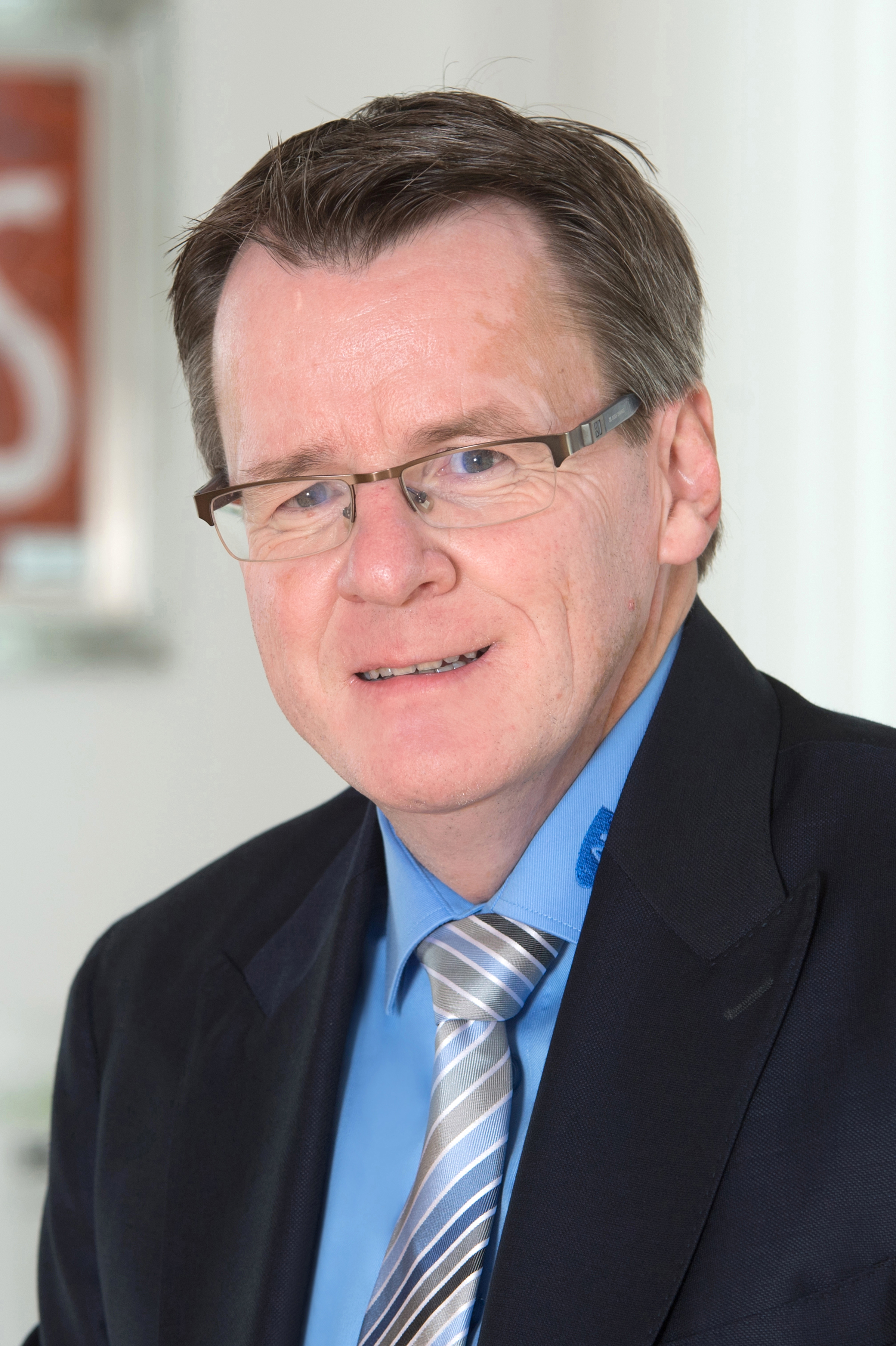 Porträt des AMS Kärnten Geschäftsführers Peter Wedenig