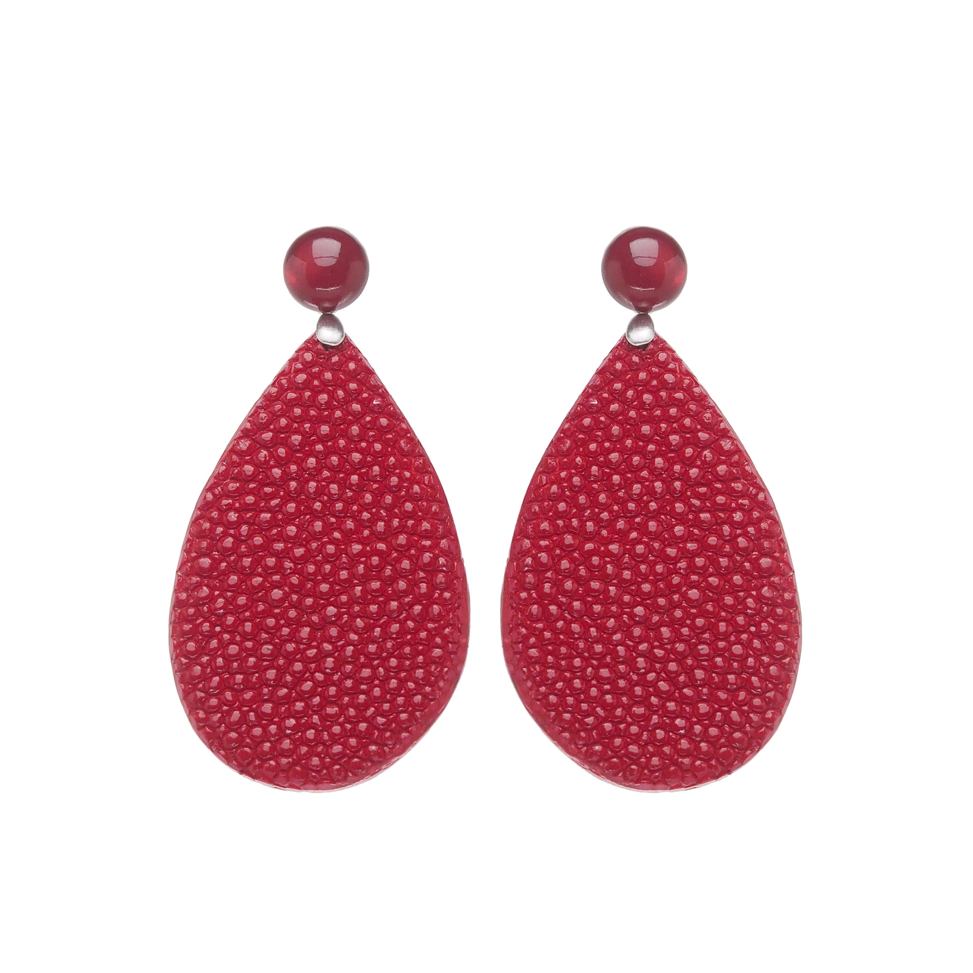 Rote Ohrringe in Tropfenform