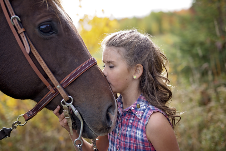 Mädchen und Pferd | Credit: iStock.com/LSOphoto