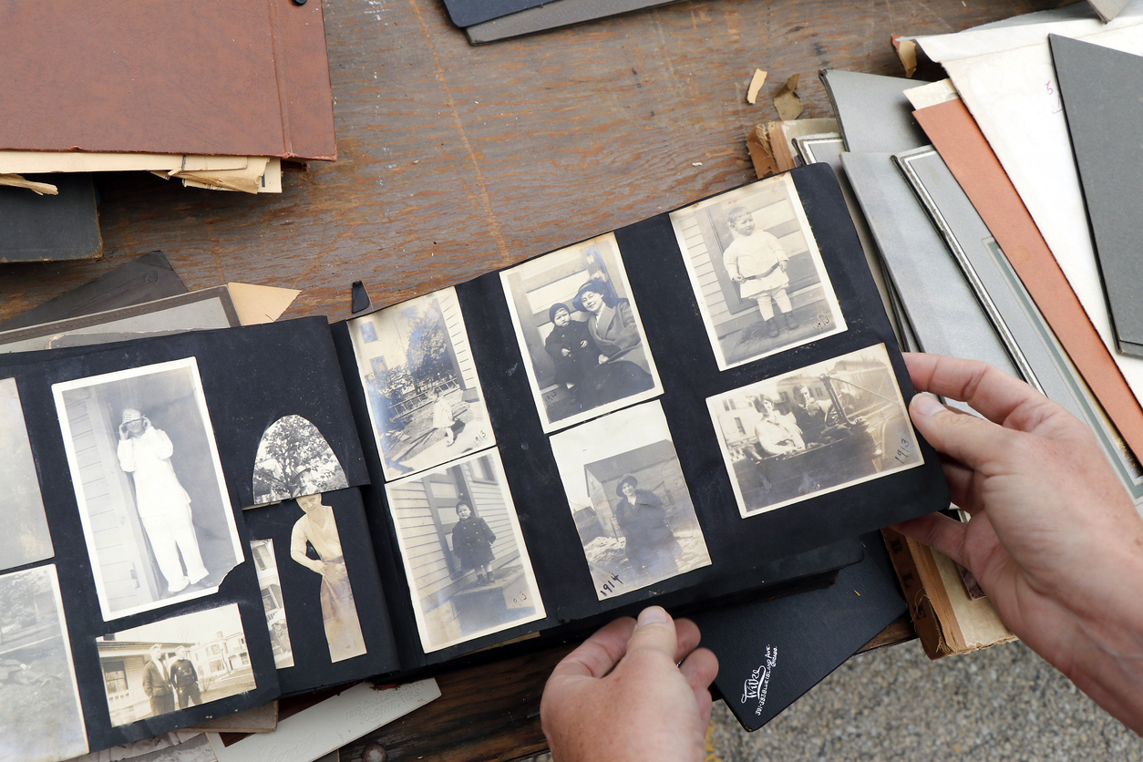 Fotoalbum mit bereits vergilbten Familienfotos