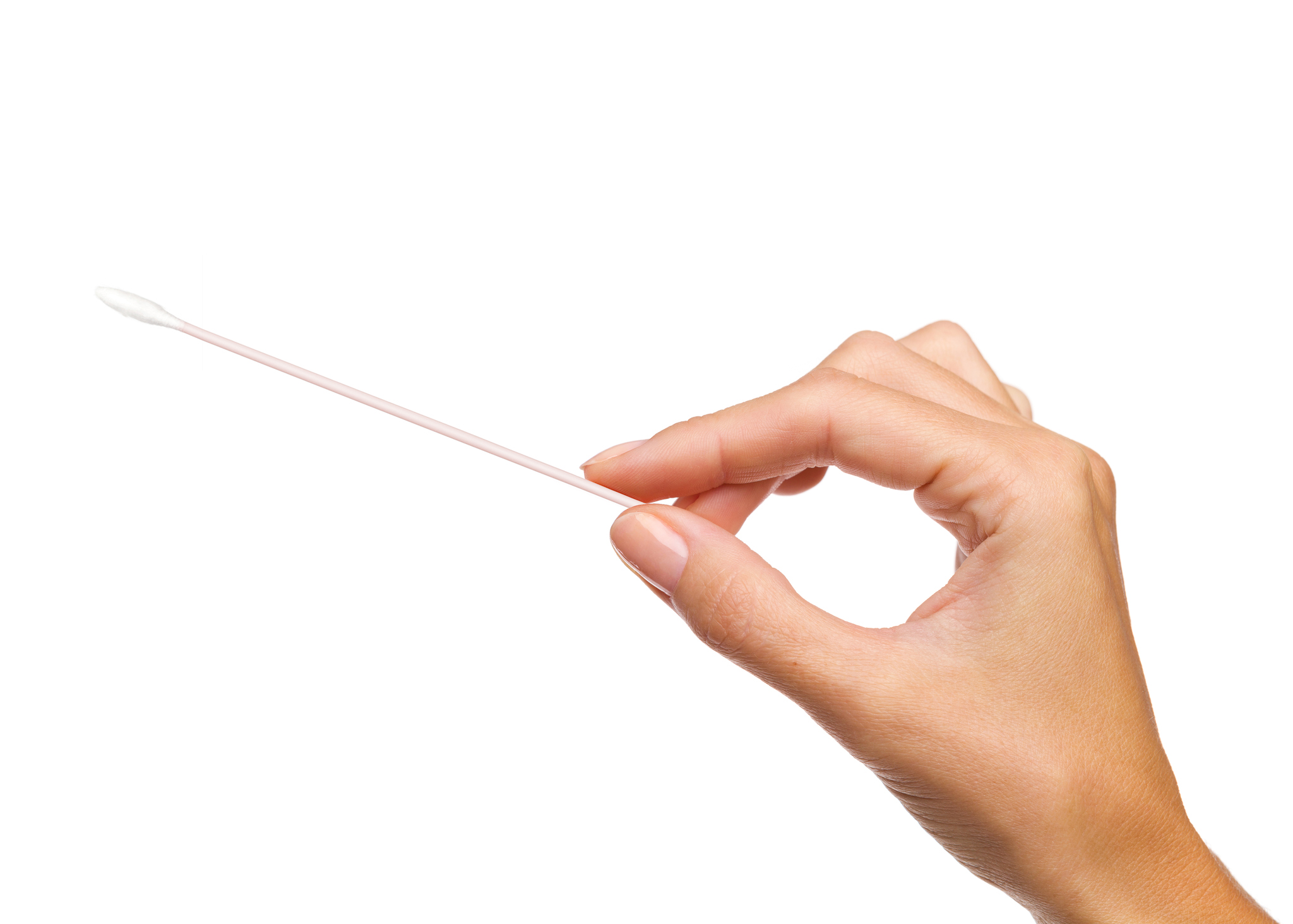 Daumen und Zeigefinger halten ein langes Watte-Teststäbchen