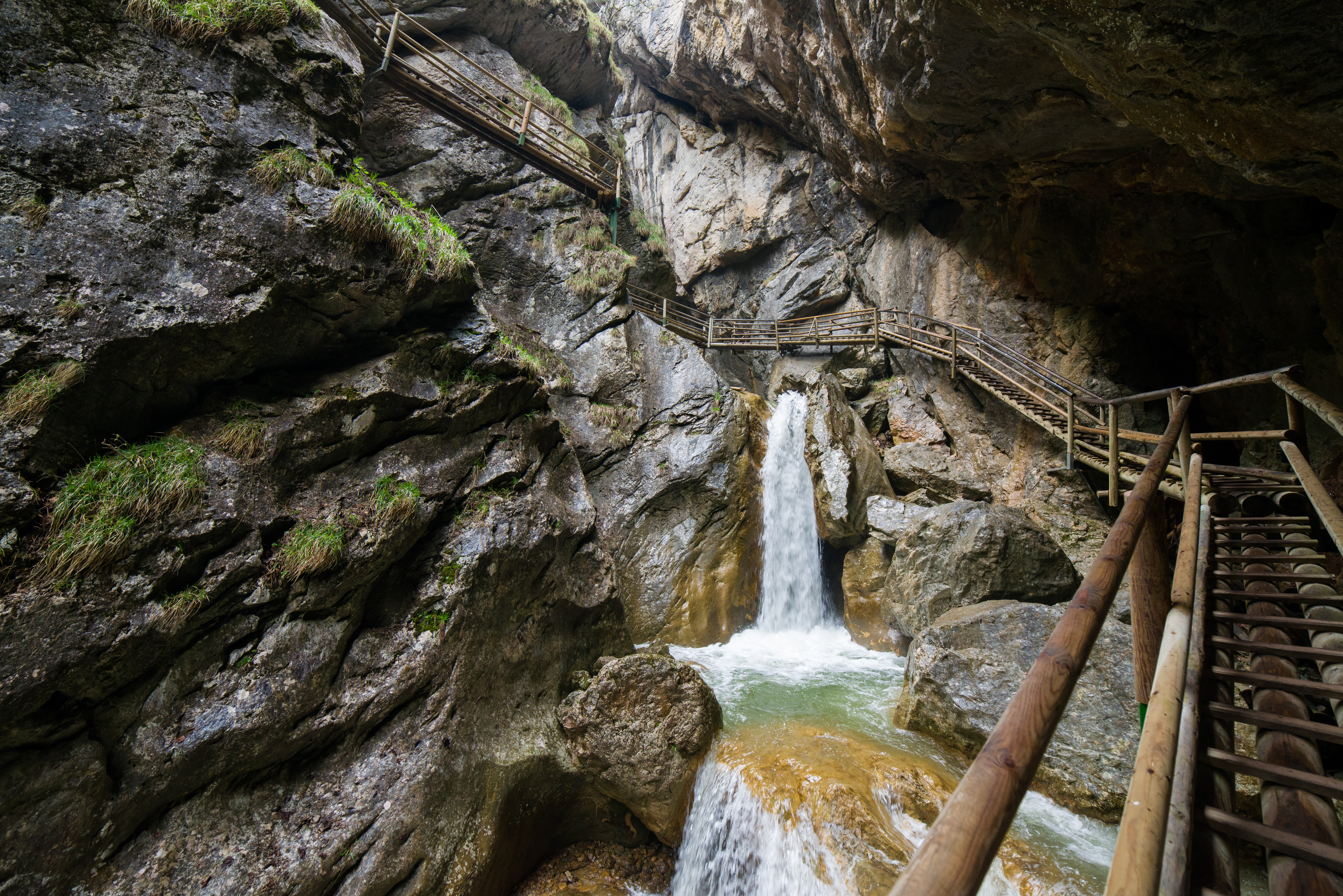 Eine Schlucht mit Wasserfall