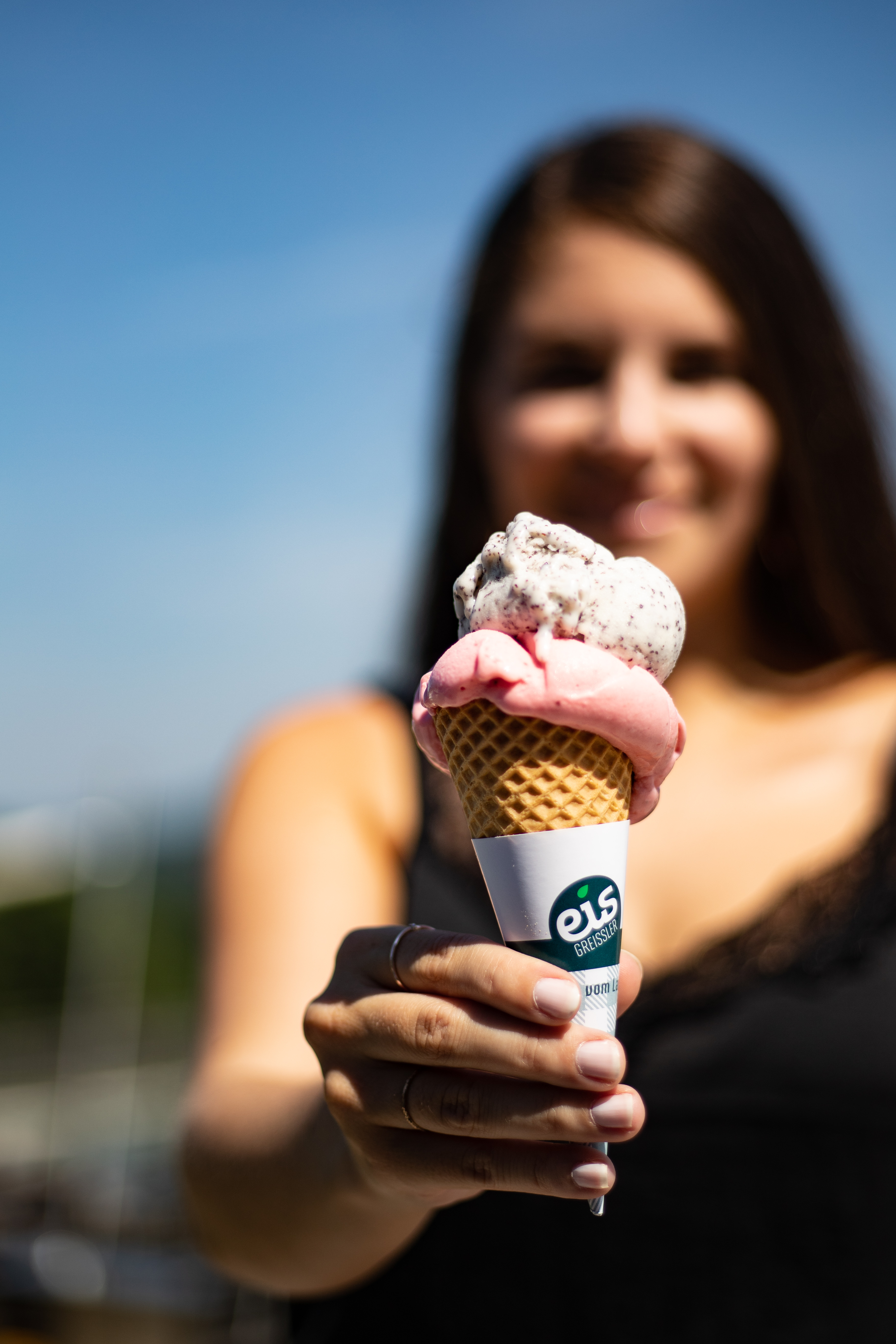 junges Mädchen freut sich auf ein Eis