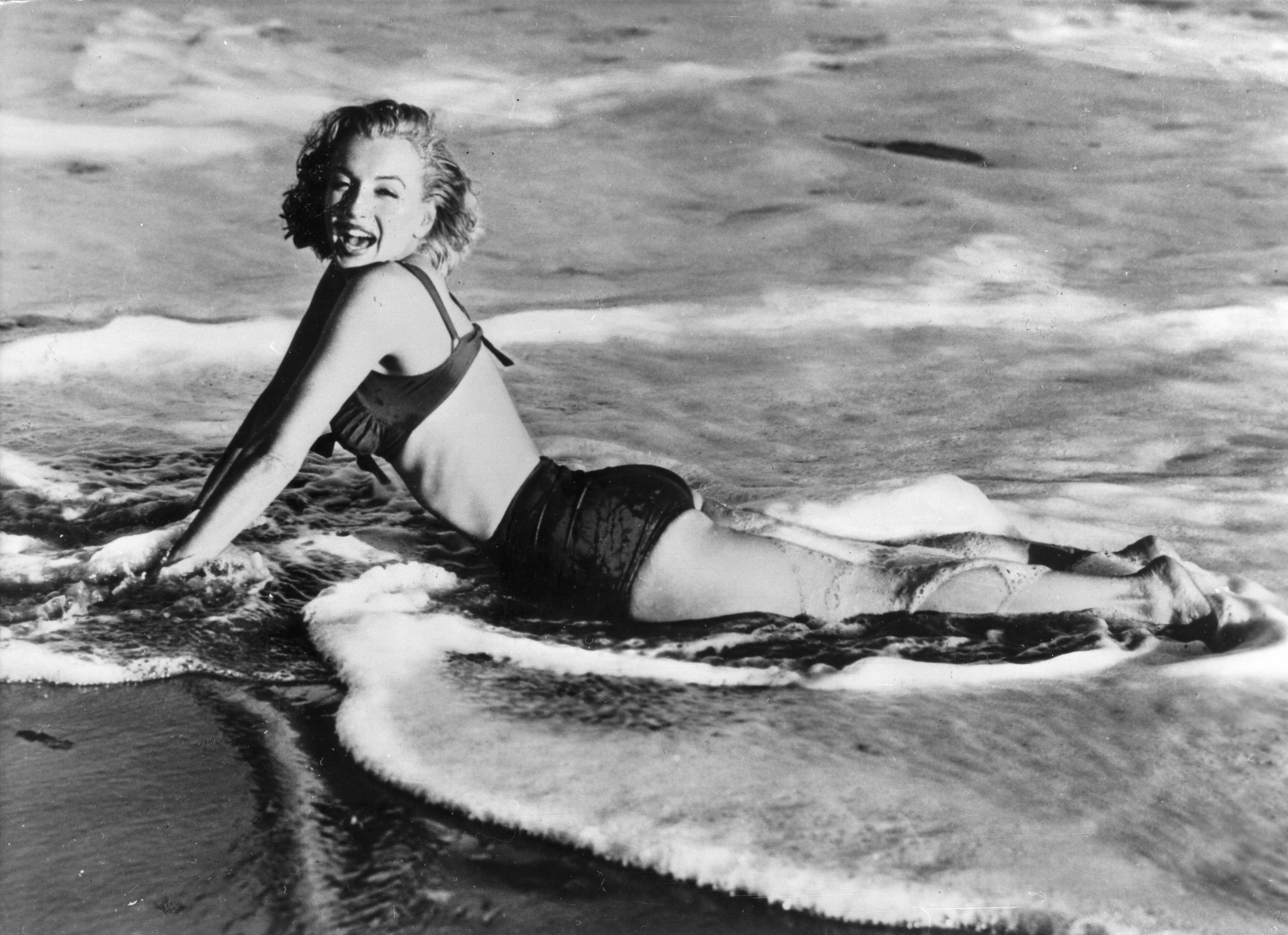 Marilyn Monroe posiert am Strand im Bikini