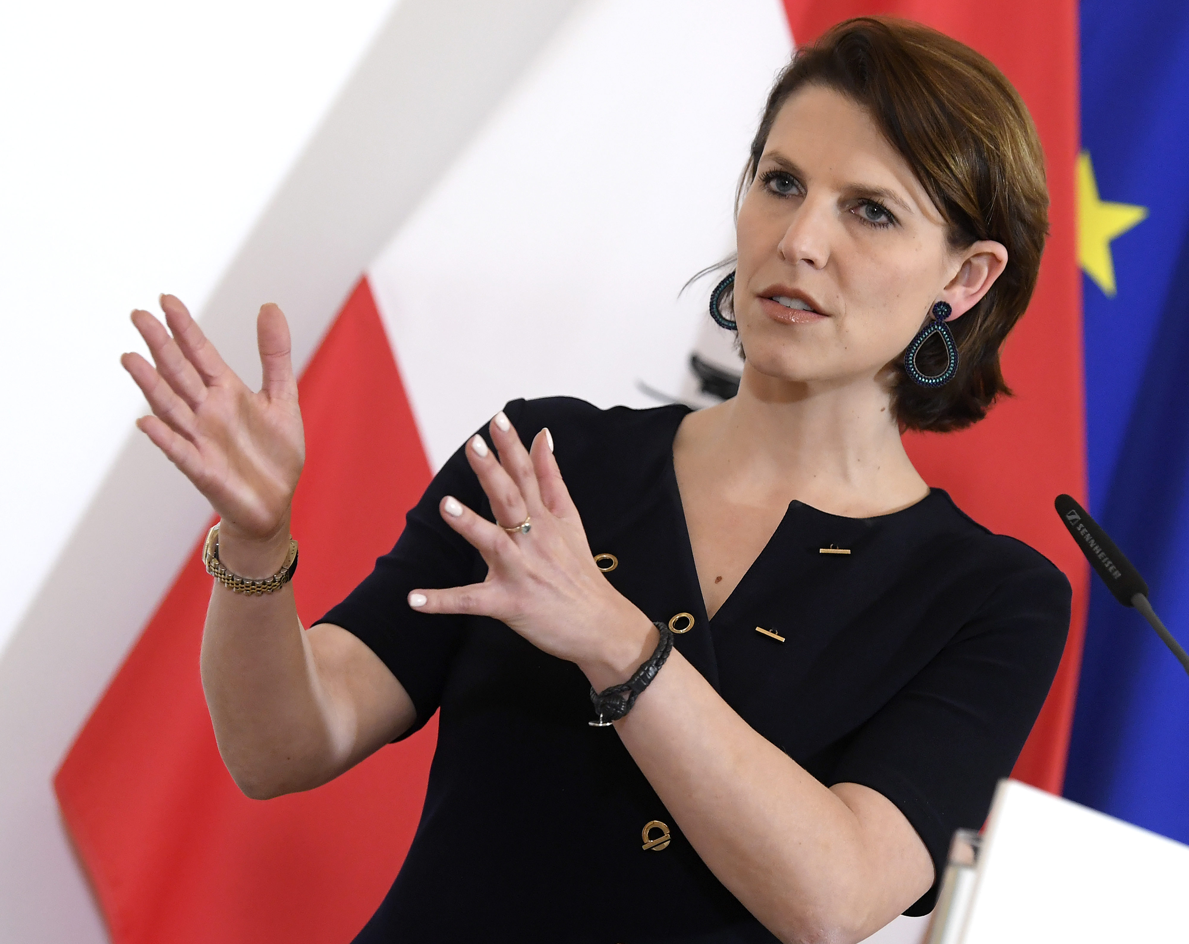 Porträt der Ministerin Karoline Edtstadler
