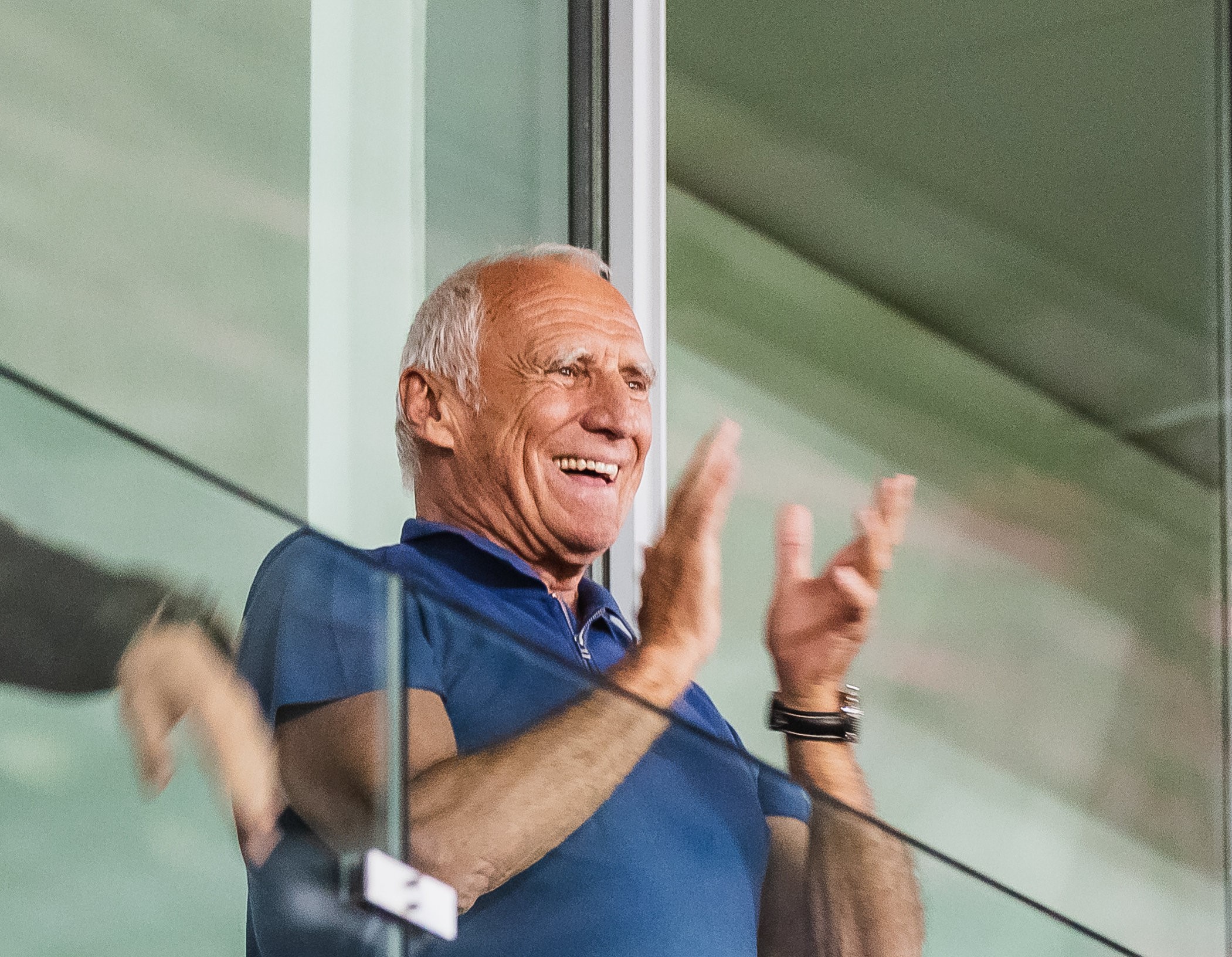 Red Bull Gründer Didi Mateschitz klatscht in die Hände