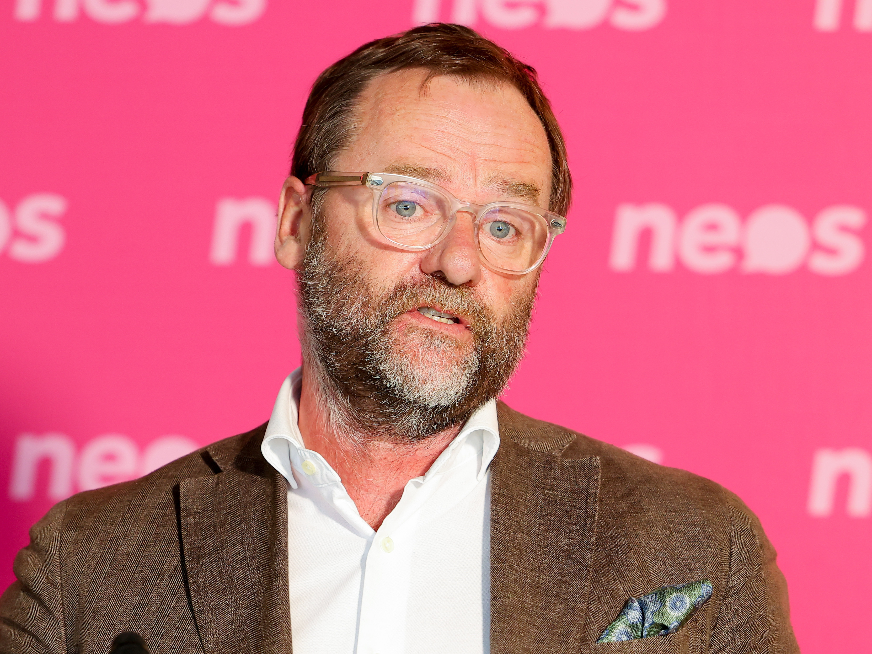 Porträt des NEOS-Politikers Sepp Schellhorn