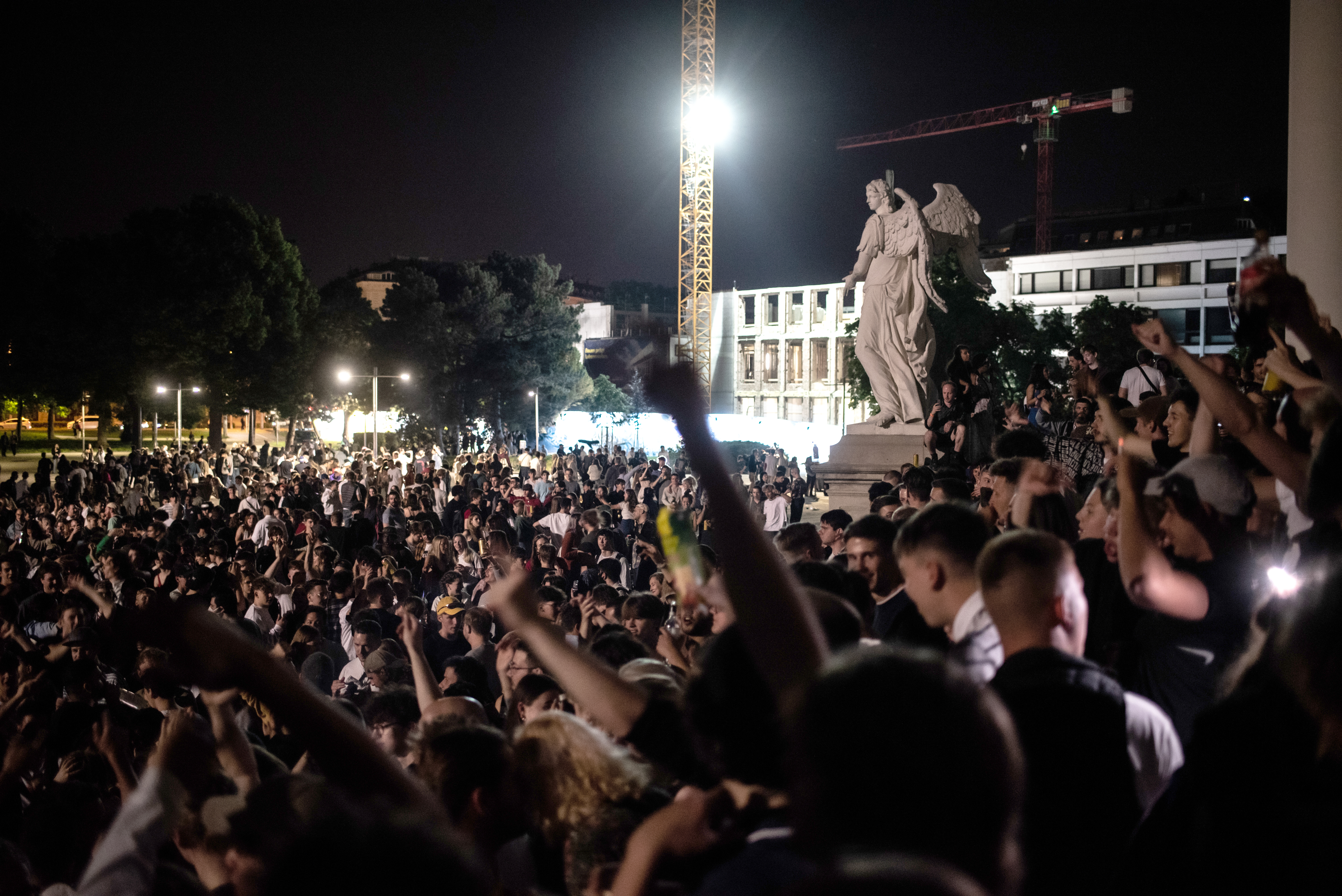 Nächtlicher Karlsplatz mit Menschenmenge