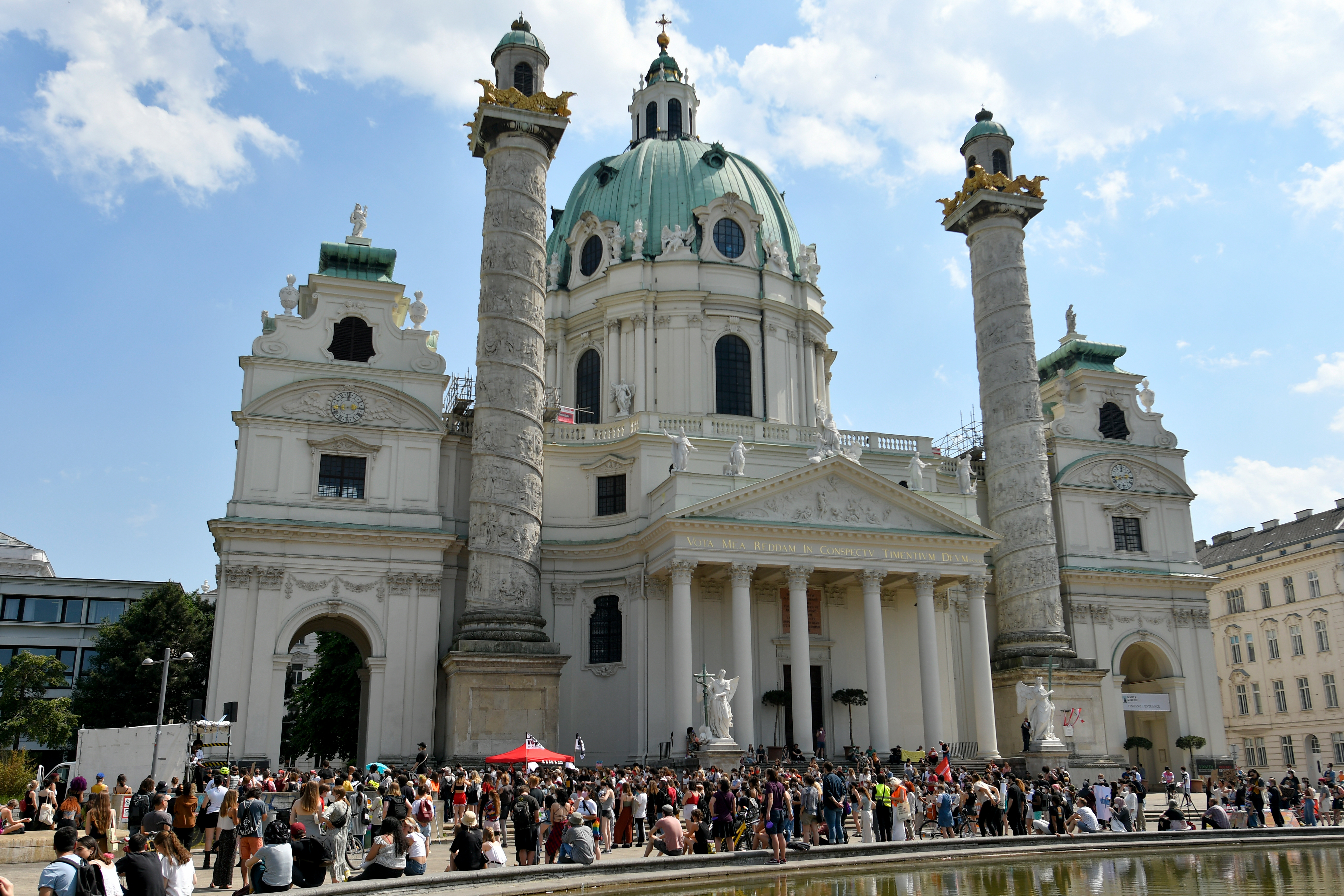 Menschenansammlung vor der Karlskirche, tagsüber