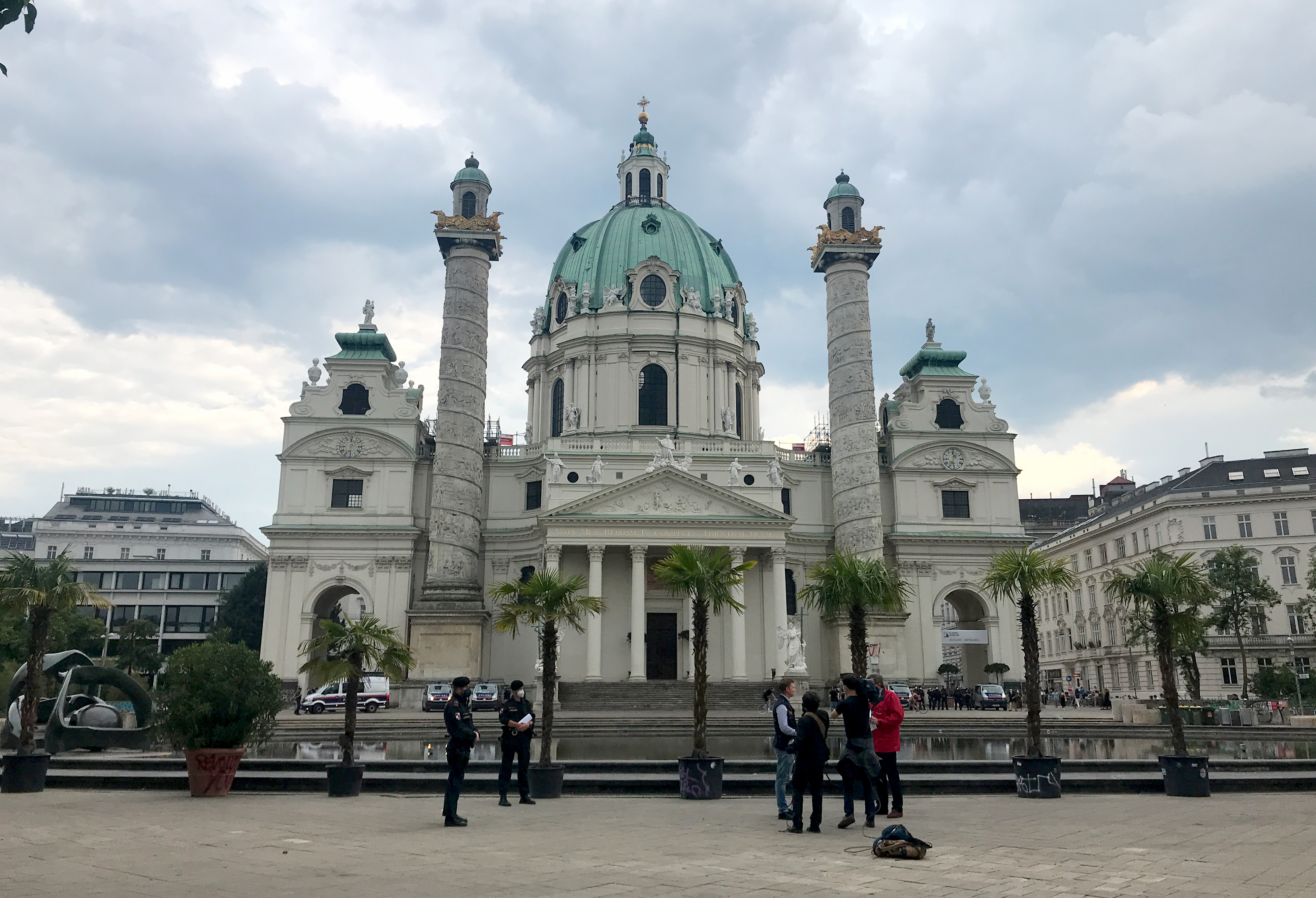 Menschen vor der Karlskirche, tagsüber