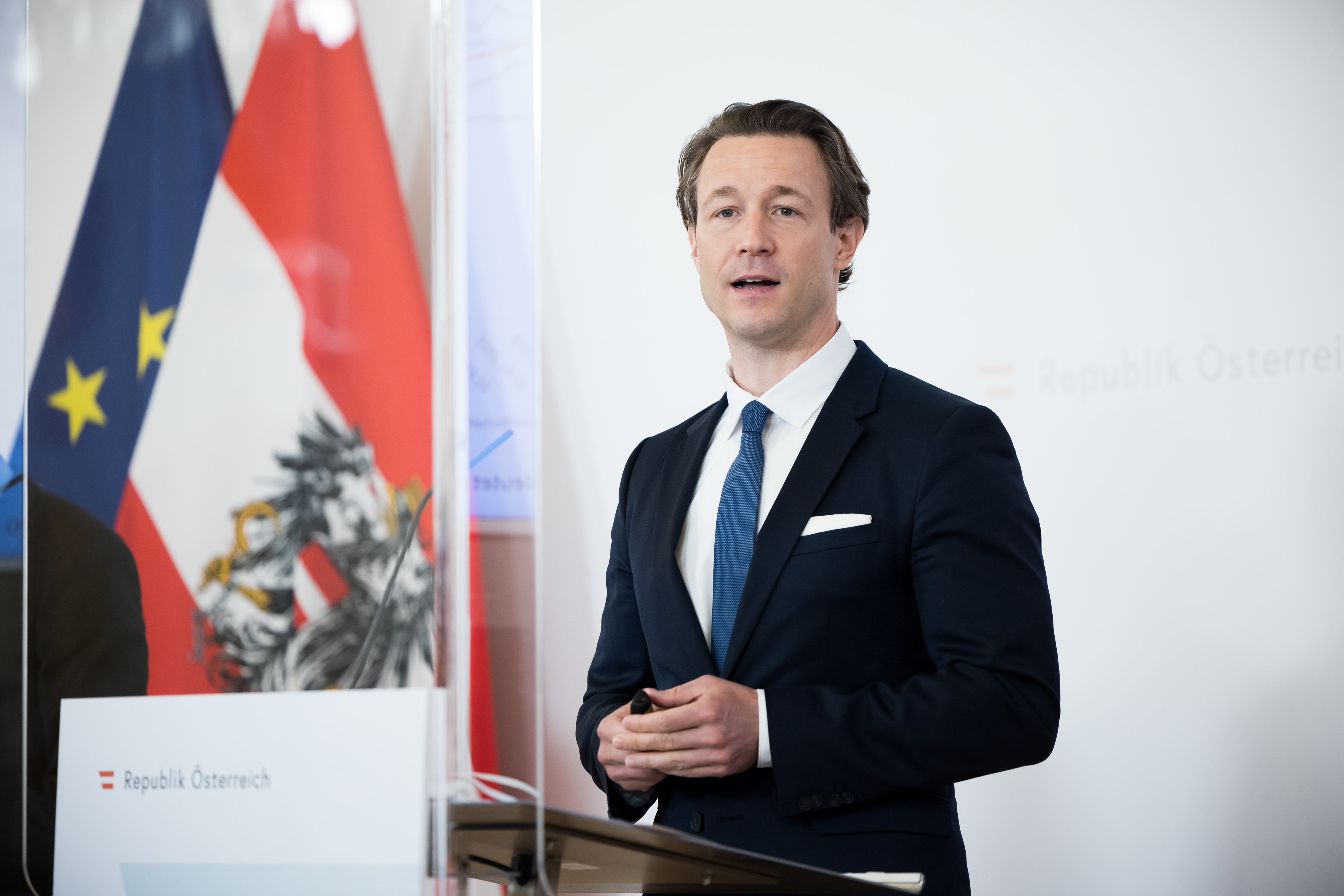 Finanzminister Blümel am Rednerpult bei einer Pressekonferenz