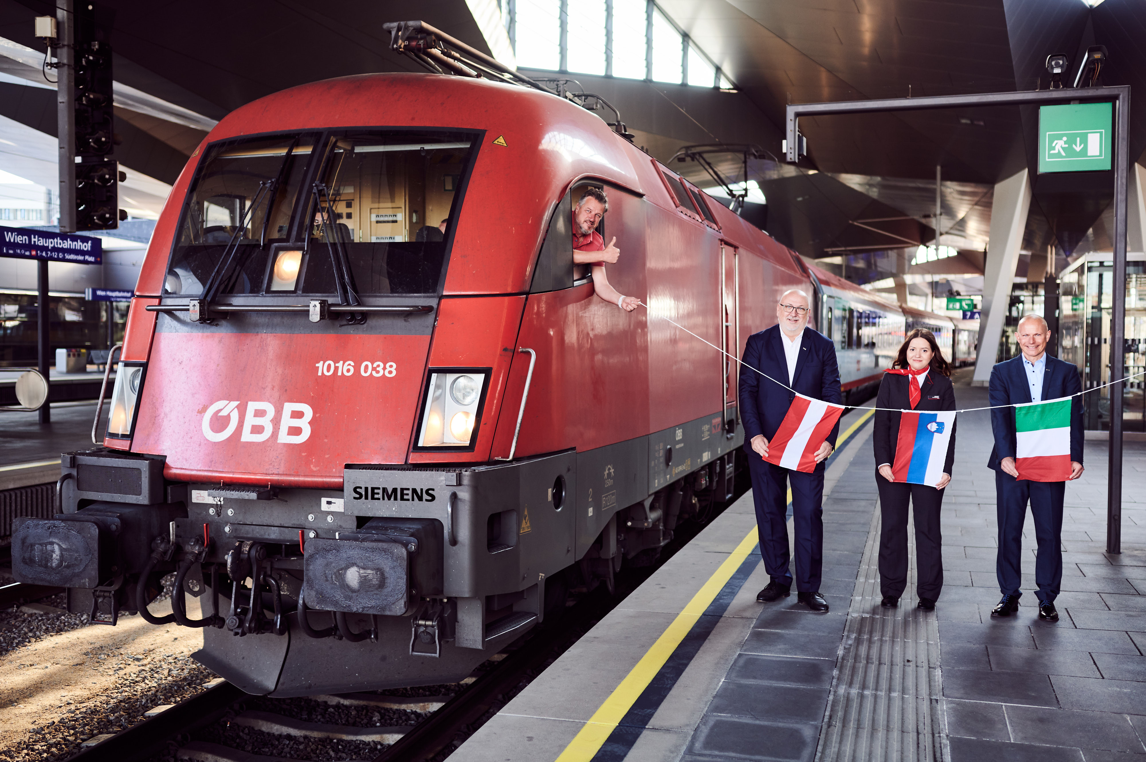 Offizielle der ÖBB verabschieden den neuen Zug nach Triest