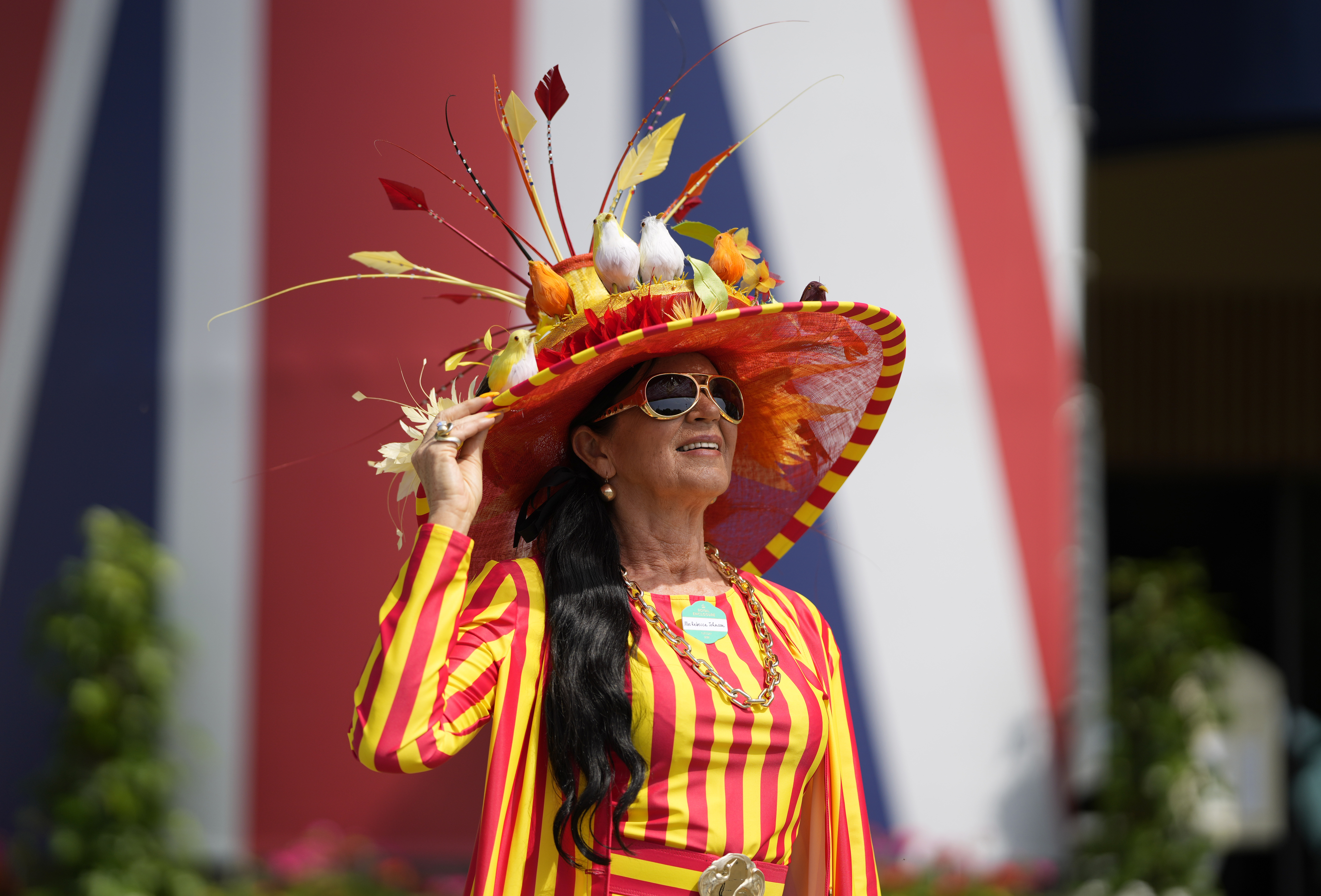 Frau mit ausgefallenem Hut
