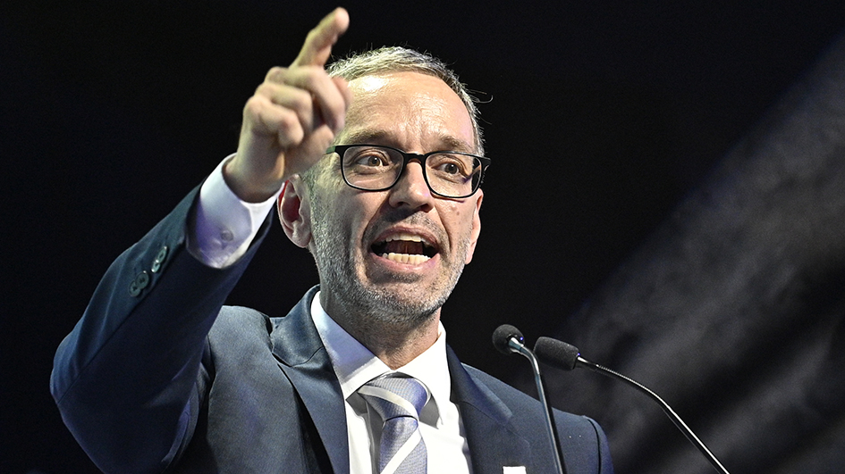 Herbert Kickl am Redner Pult. Er hält eine Rede und deutet mit dem Zeigefinger