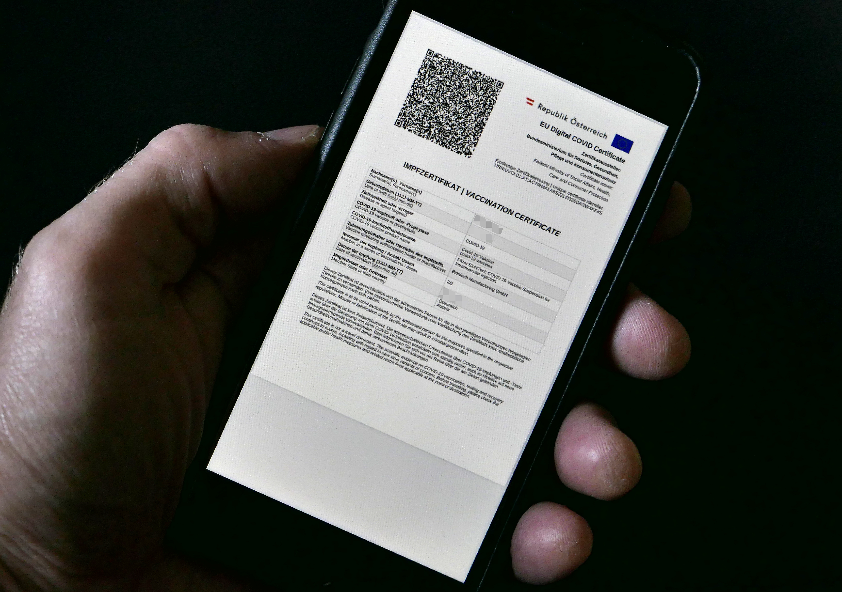 Smartphone mit digitalem Impfzertifikat