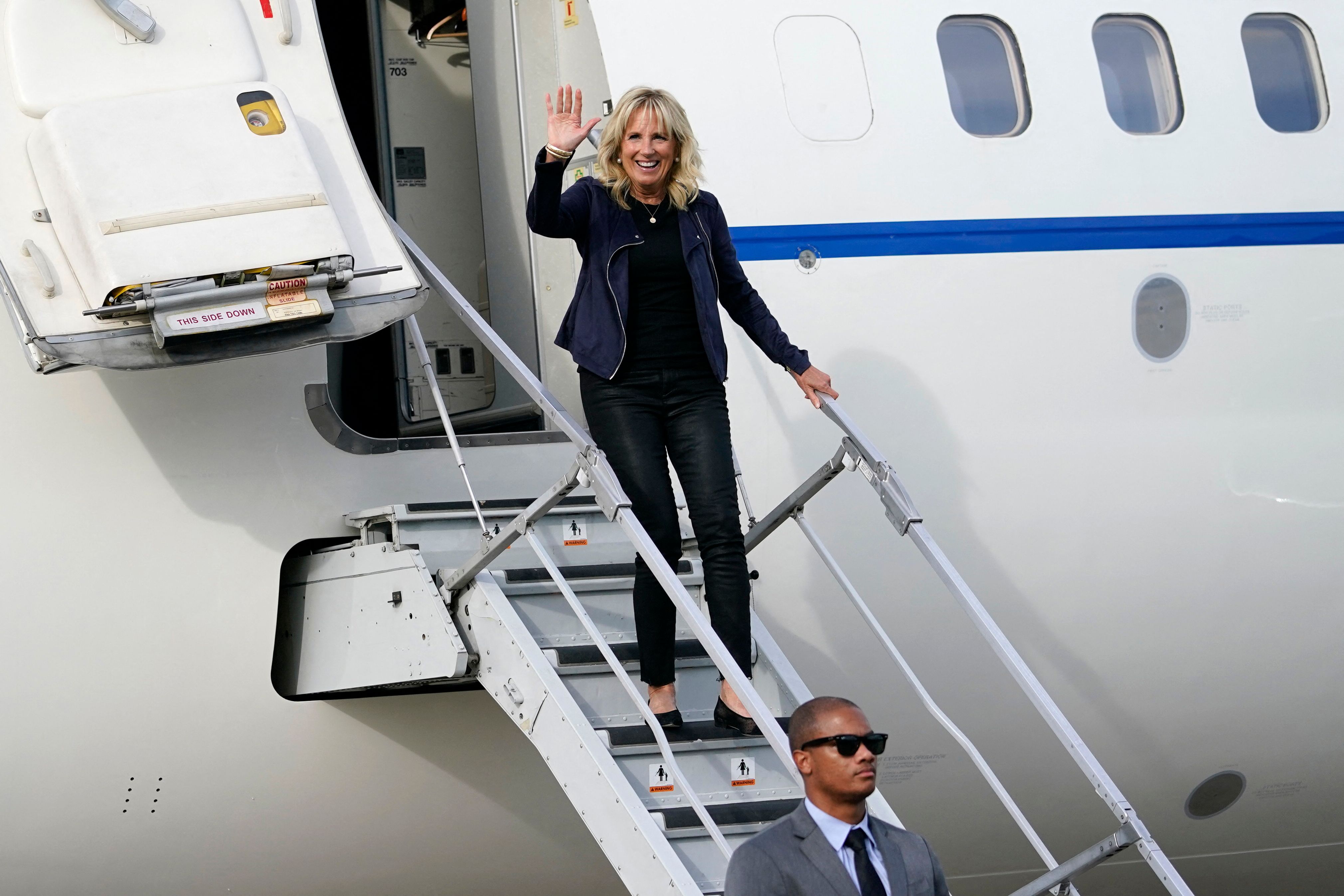 Jill Biden steigt aus einem Flugzeug