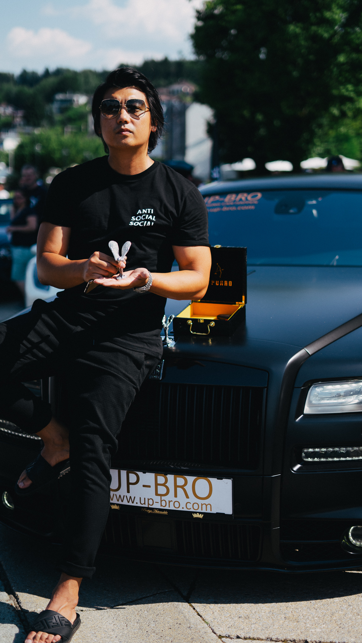 Alex Song mit diamantenbesetzer Kühlerfigur