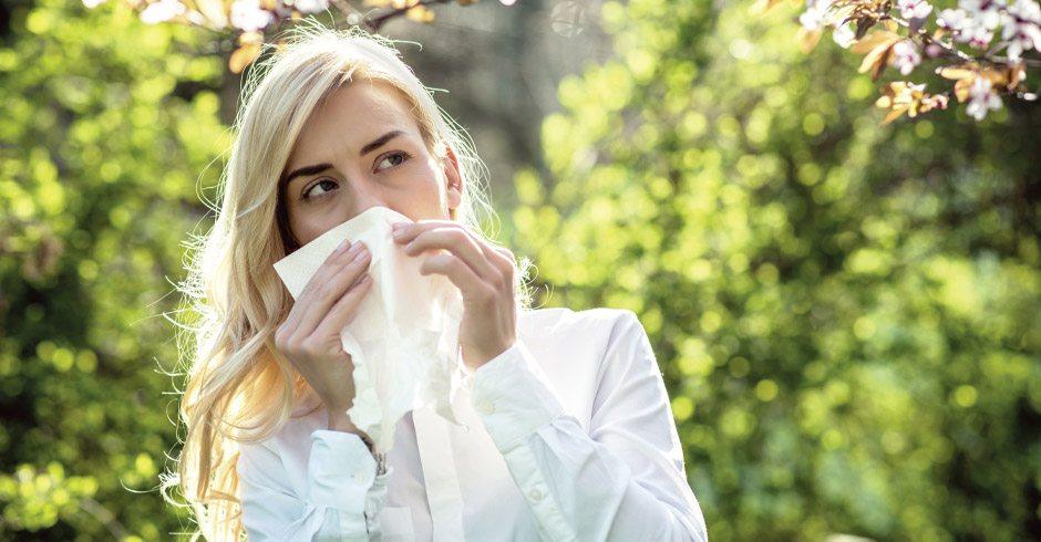 Frau mit Heuschnupfen