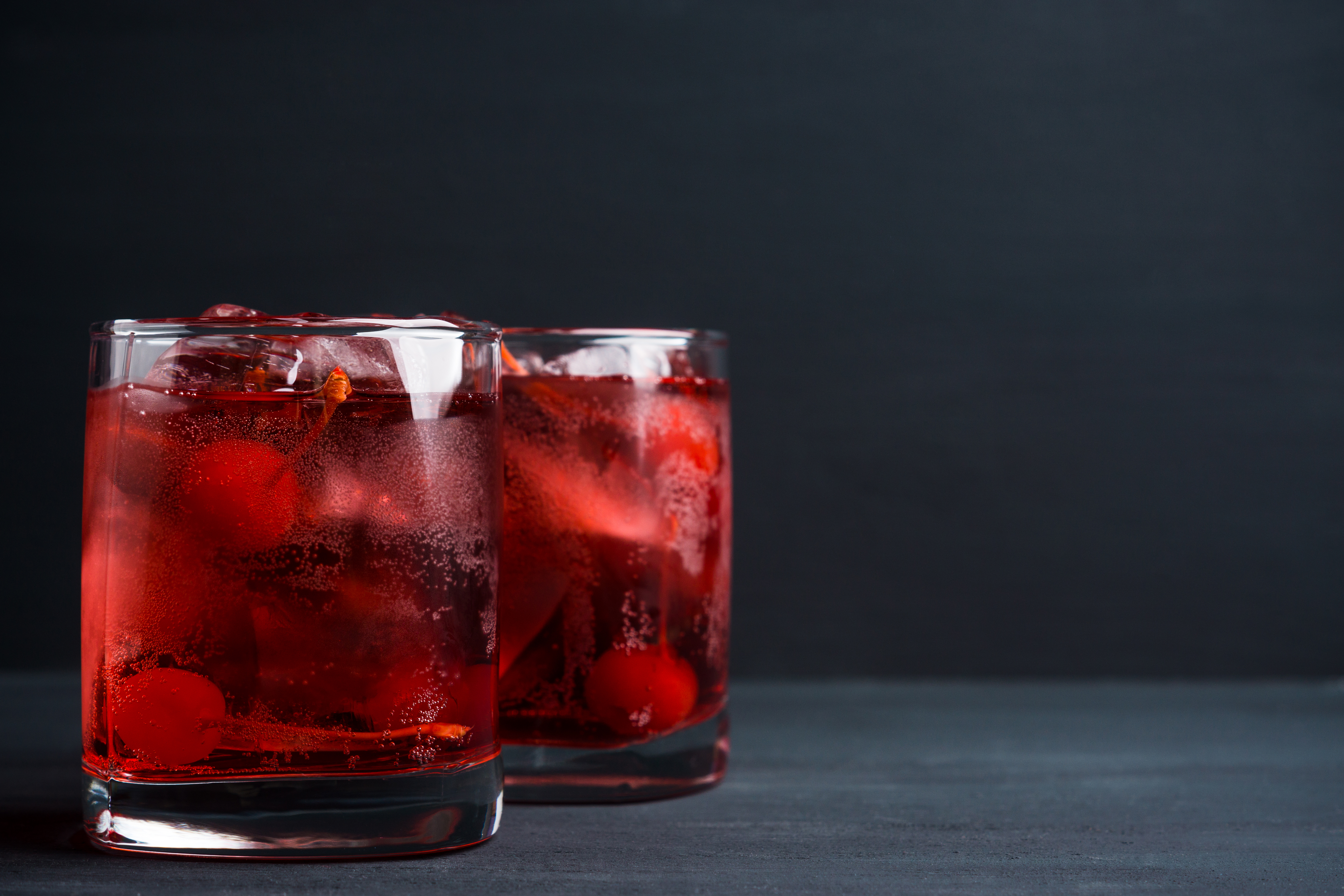 2 Gläser mit Cherry Whisky Cocktail