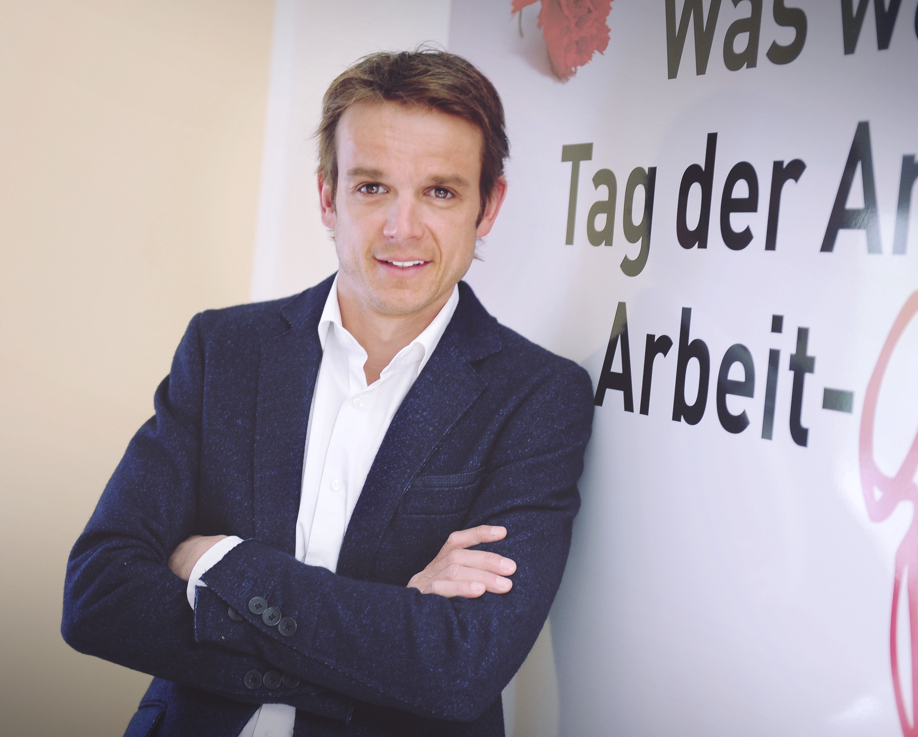 WKK-Bezirksstellenleiter Markus Polka vor einem Rollup zum Tag der Arbeitgeber