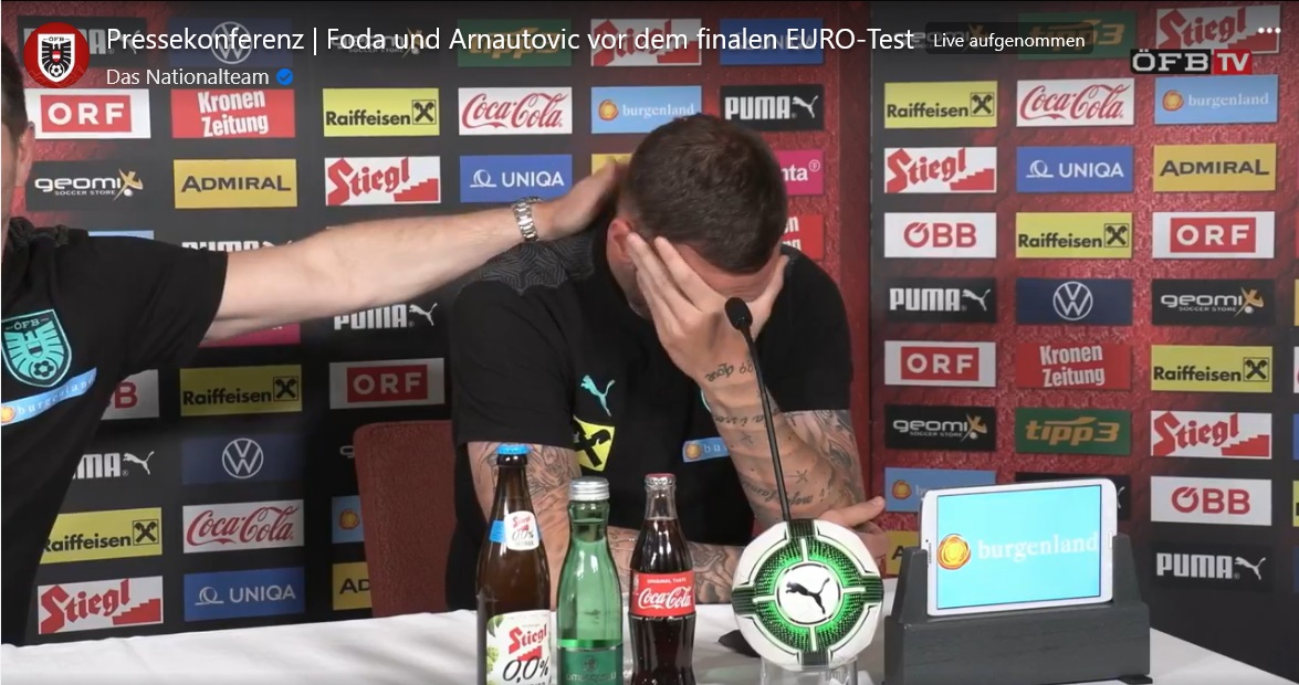 Marko Arnautovic hat die Hand vor dem Gesicht und versucht seine Tränen zu verbergen. Teamchef Franco Foda greift von links ins Bild und auf Arnautovics Schulter, um ihn zu trösten.