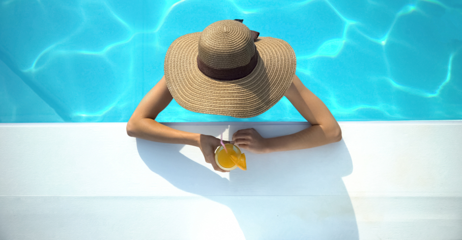 Geht auch ohne Pool: Mit kühlenden Lebensmitteln entspannt durch heiße Tage kommen | Credit: iStock.com/Motortion