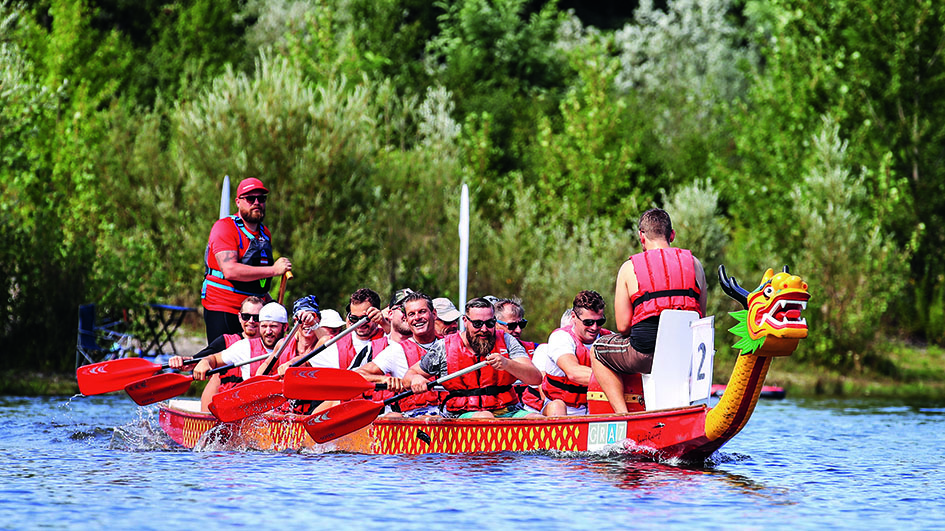 Vollbesetztes Drachenboot