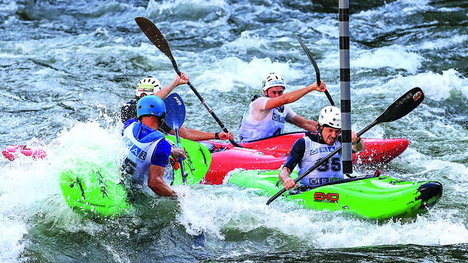 Kanufahrer in einem Parcour