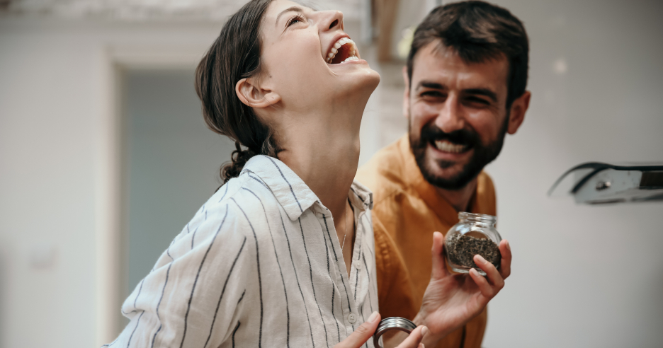 Gemeinsamer Kochspaß mit Kräutern | Credit: iStock.com/Studio4