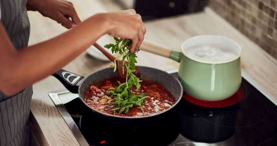 Was wäre Kochen ohne frische Gewürze? | Credit: iStock.com/nesharm