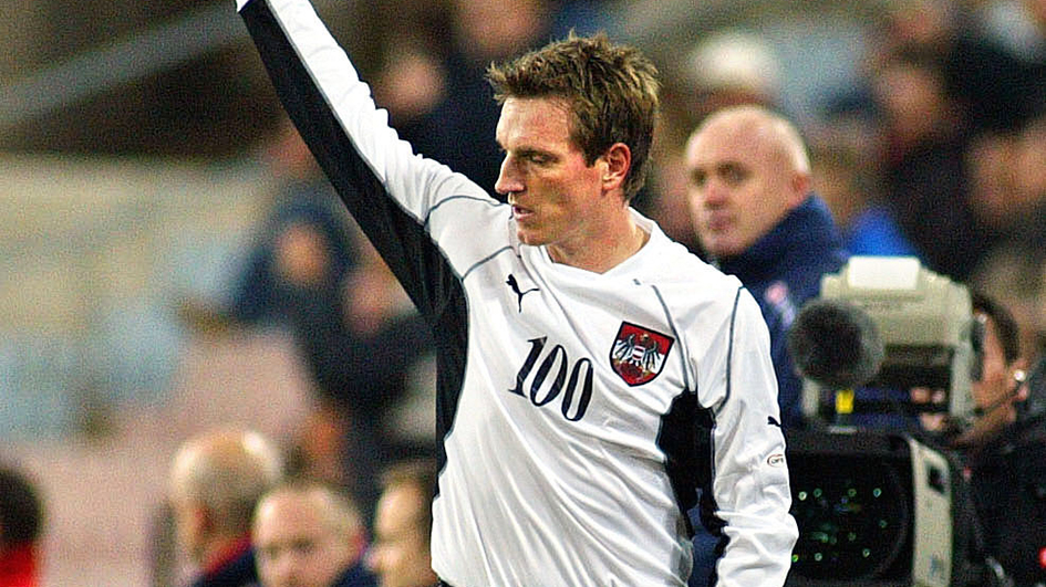 Andreas Hetzog bei seinem 100. Länderspiel