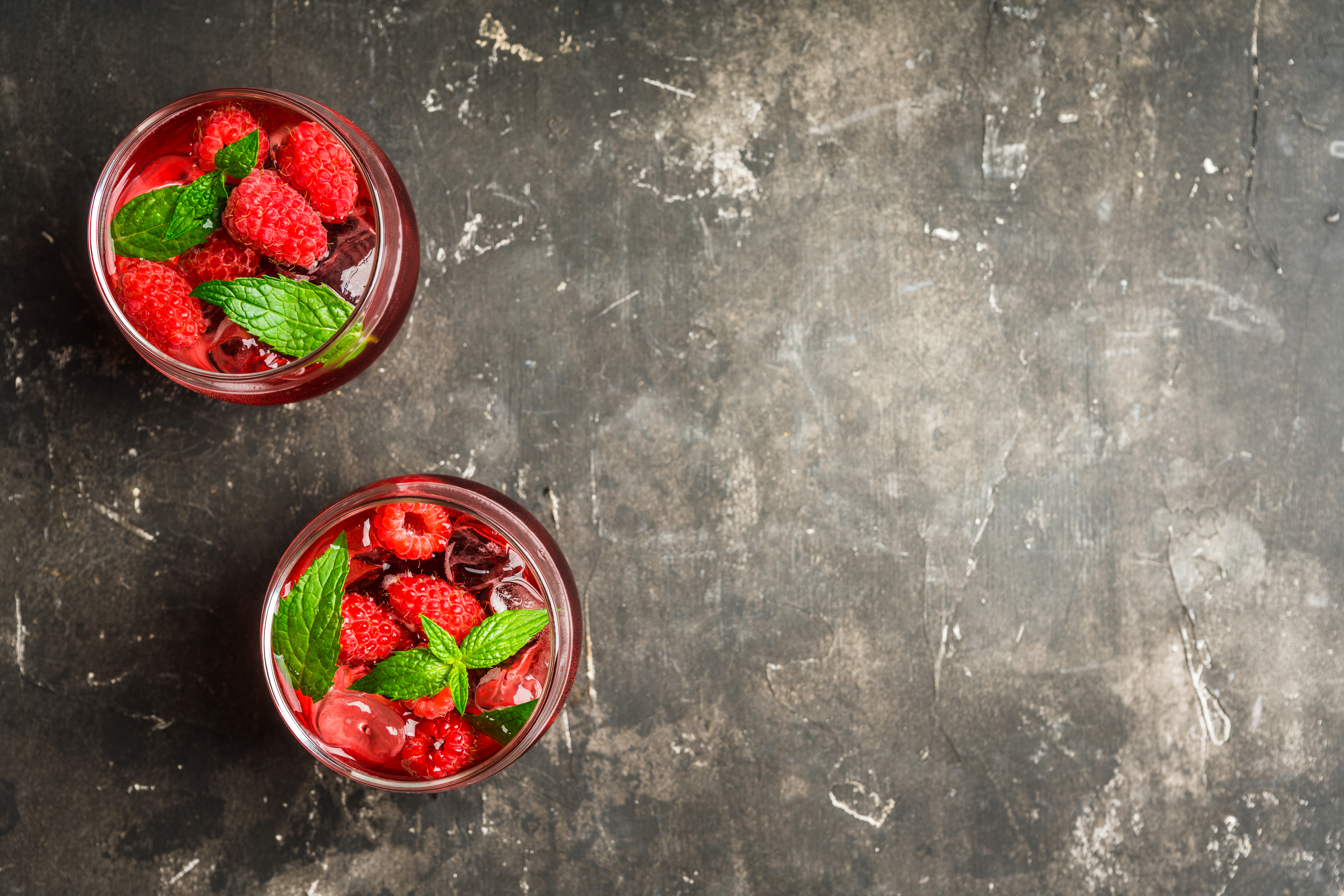 2 Gläser mit Himbeer-Gin-Mix von oben