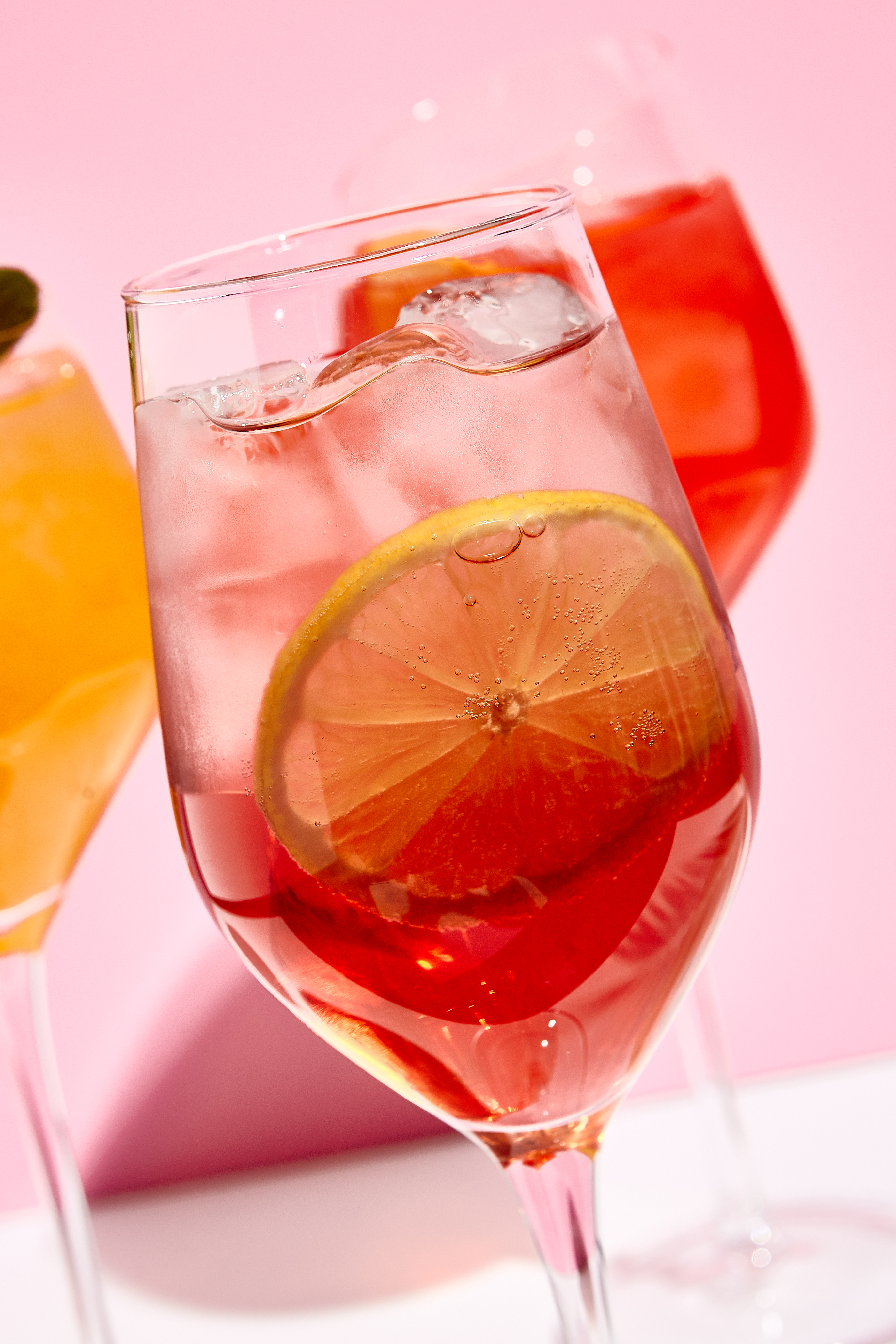 Spritzer mit Himbeere und Zitronenschale