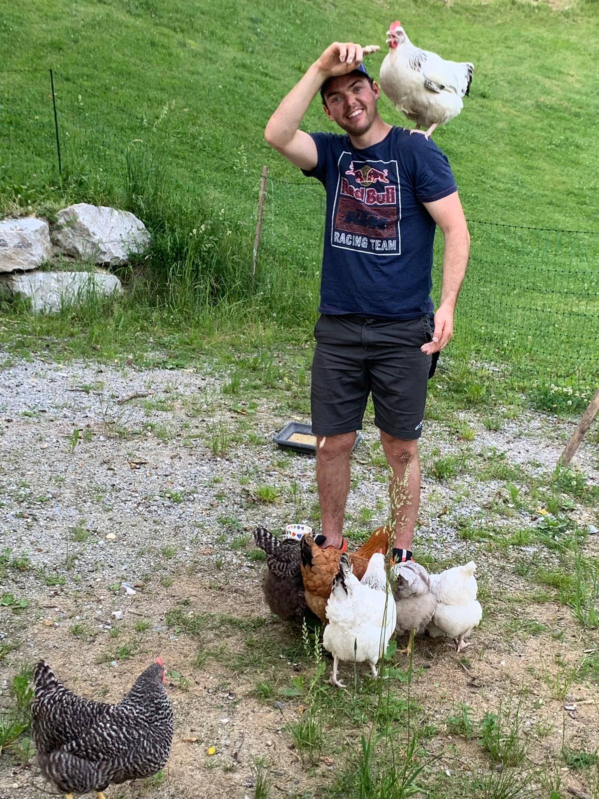 Matthias Walkner und seine Hennen | Credit: Eva Walkner