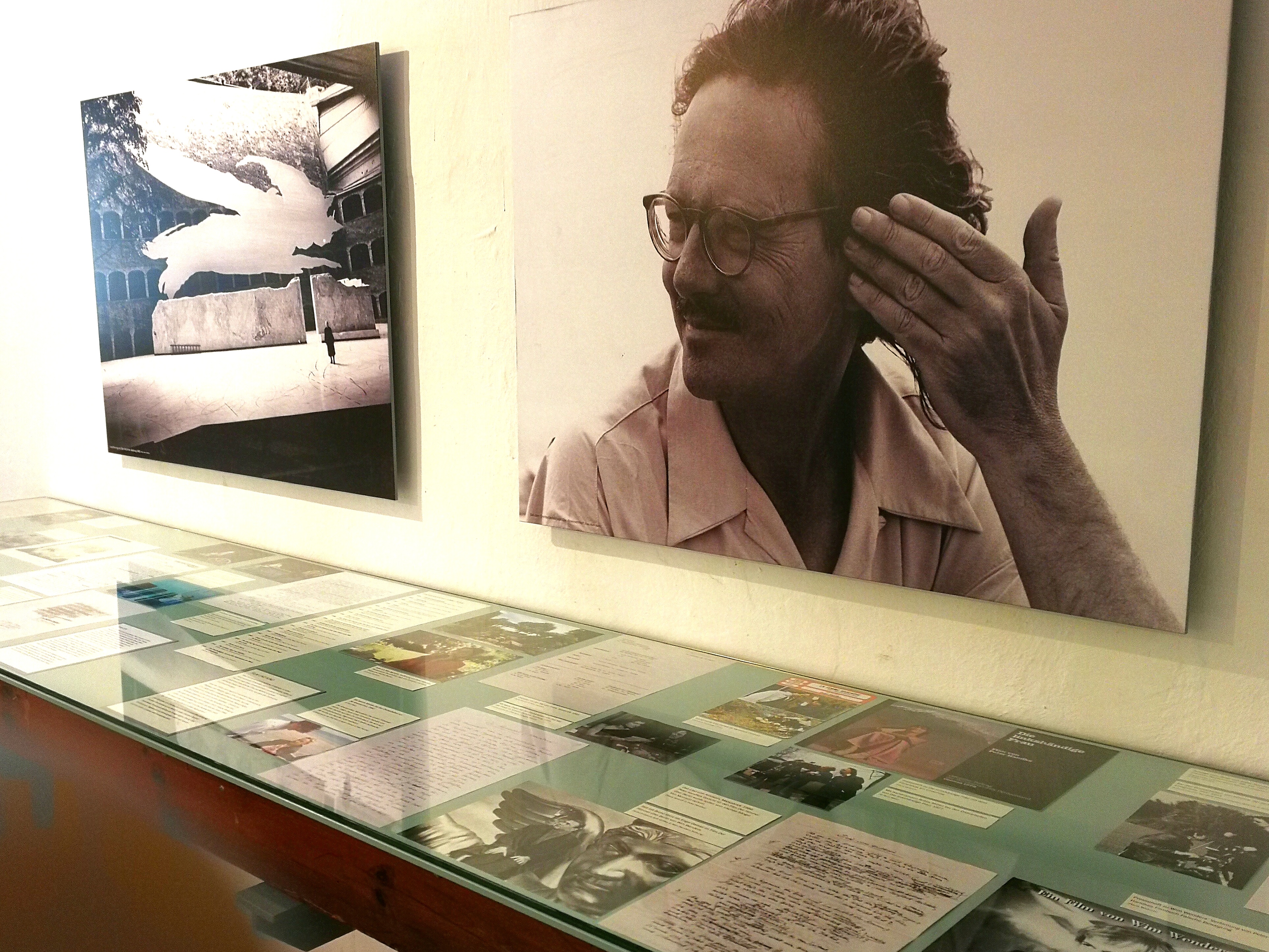 Ein gläserner Schaukasten mit unzähligen Fotos und handschriftlichen Aufzeichnungen Peter Handkes