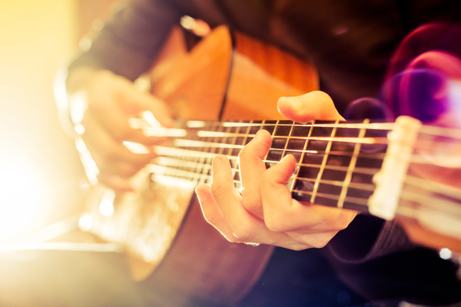 Gitarre zählt zu den beliebtesten Instrumenten unter Jugendlichen | Credit: iStock.com/smirart