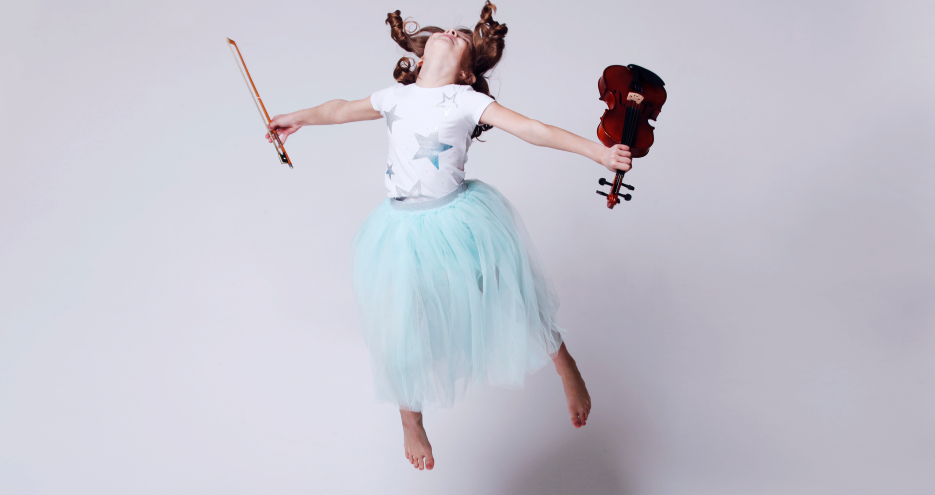 Mehr Fingerfertigkeit durch Geigespielen | Credit: iStock.com/Kuzmichstudio