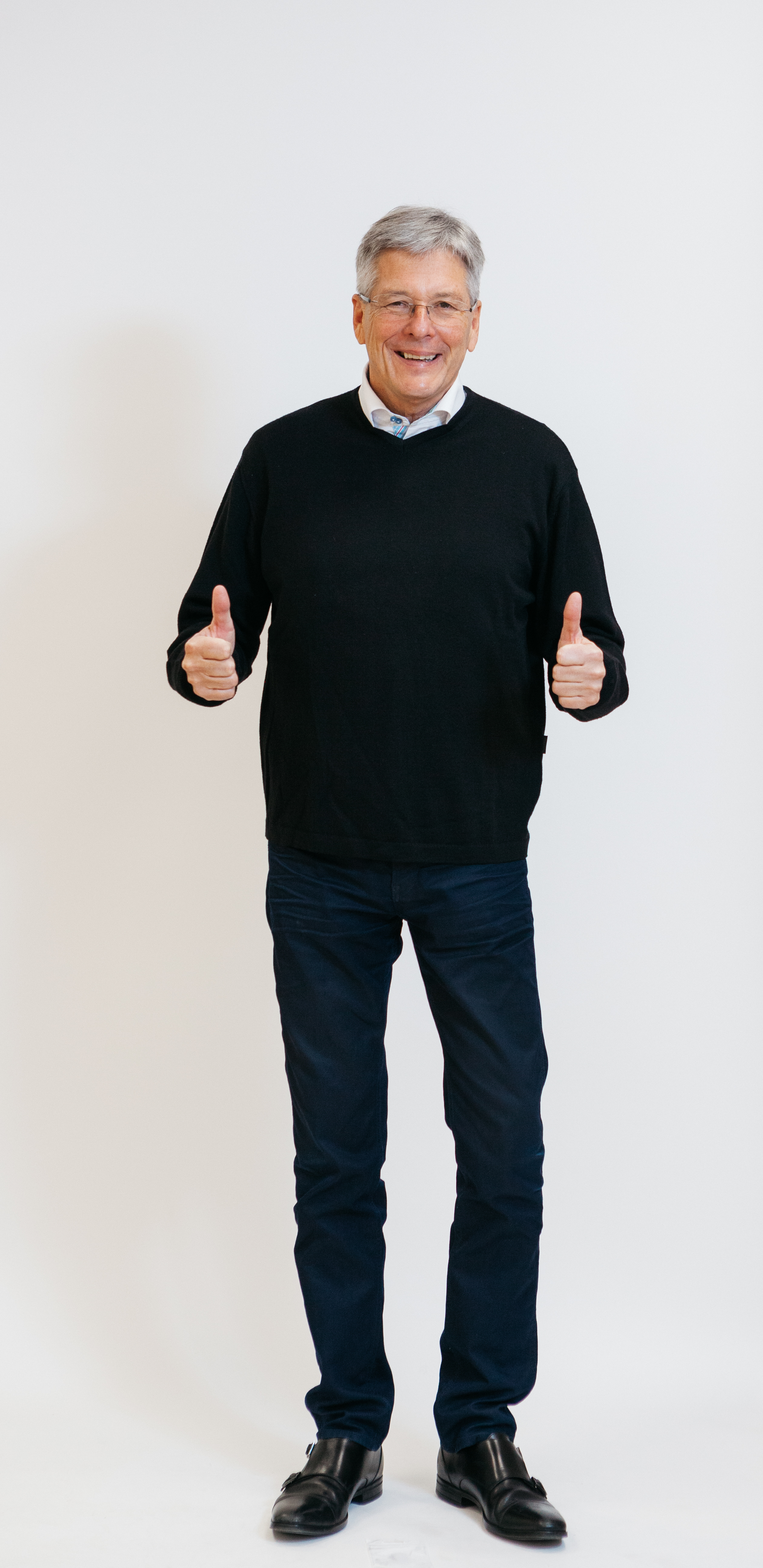 Landeshauptmann Peter Kaiser in sportlicher Pose mit zwei Daumen nach oben