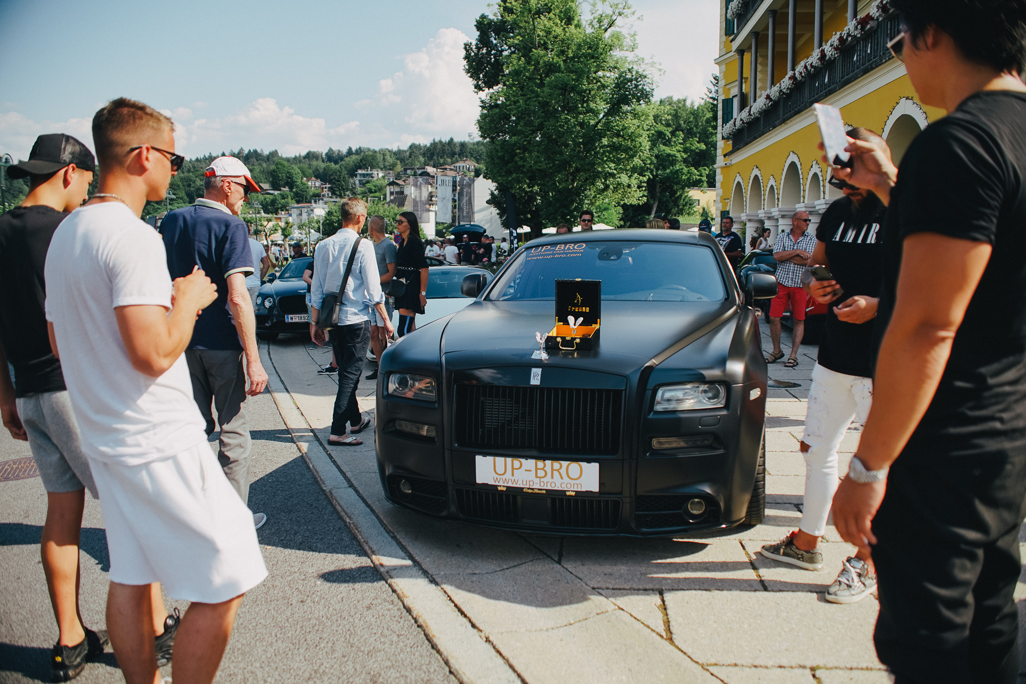 Diamantenbesetzte Kühlerfigur am Rolls Royce