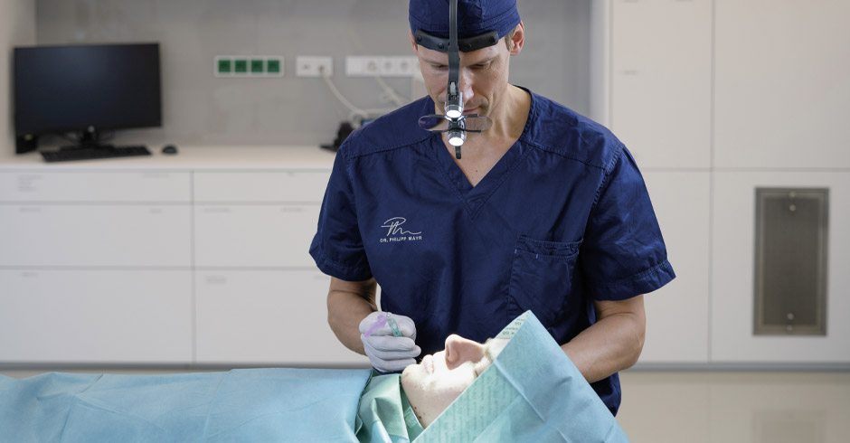 Dr. Philipp Mayr beim Operieren.