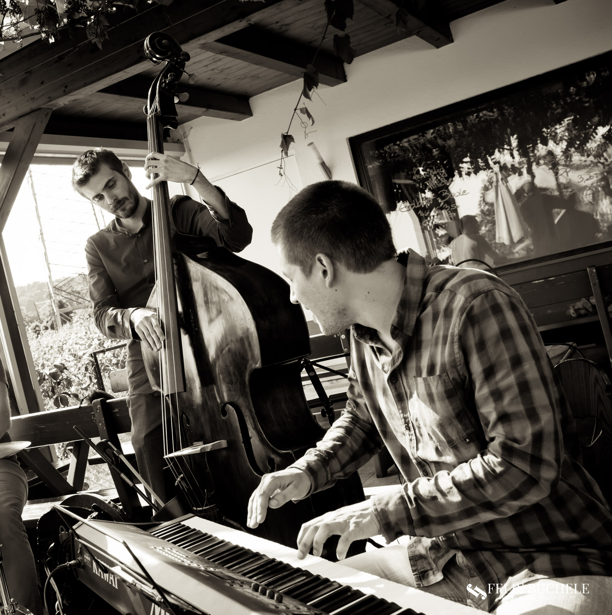 Zwei Musiker mit Kontrabass und Keyboard