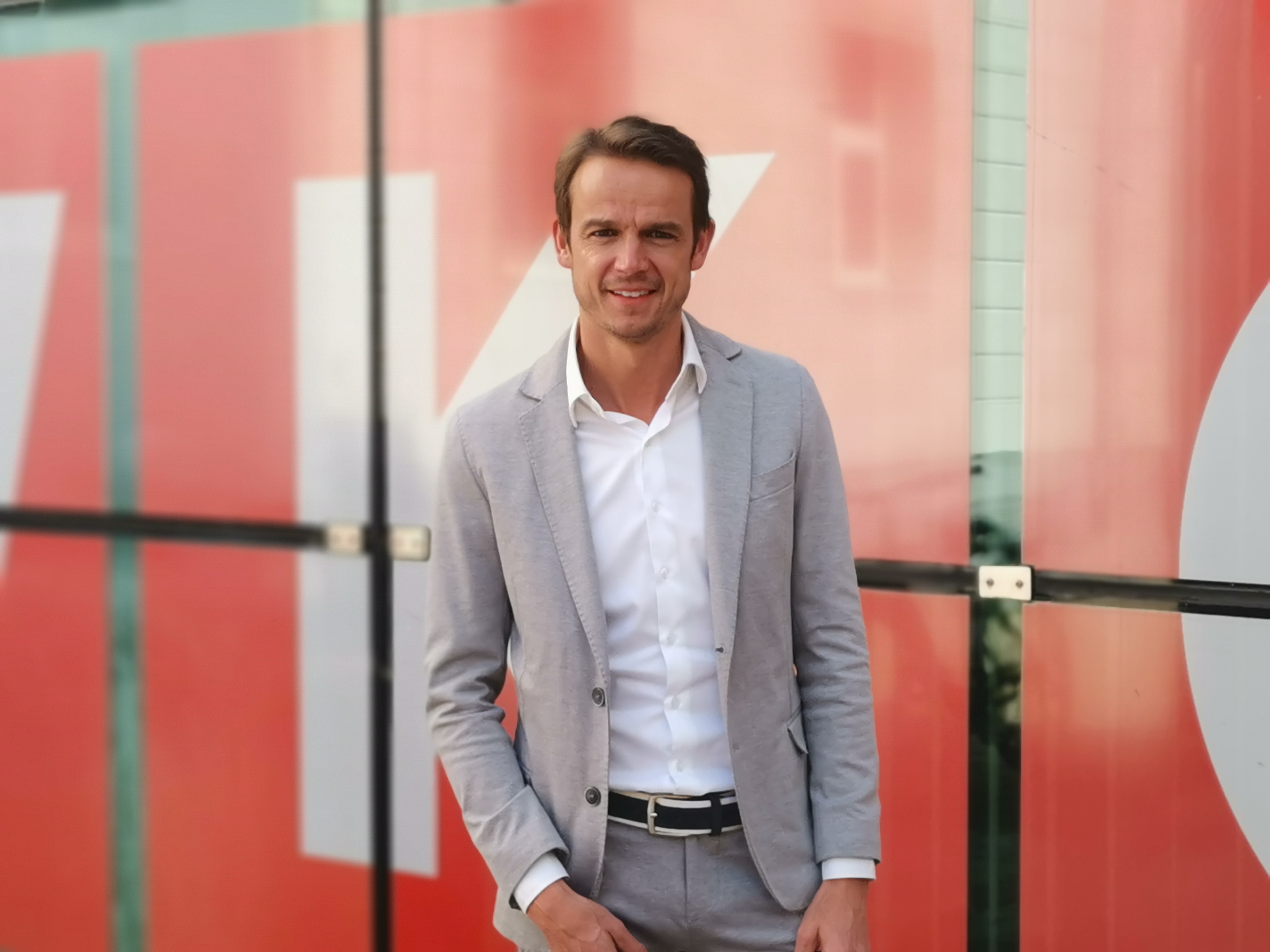 WKK-Bezirksstellenleiter Markus Polka vor dem Wirtschaftskammer-Schriftzug