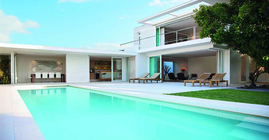 Ein Schwimmbecken direkt beim Haus