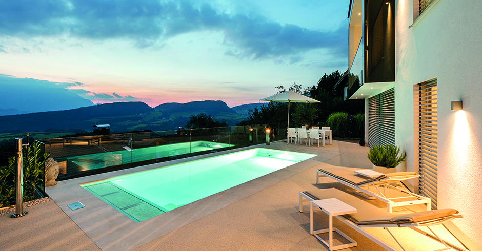 Ein Schwimmbecken auf der Terrasse