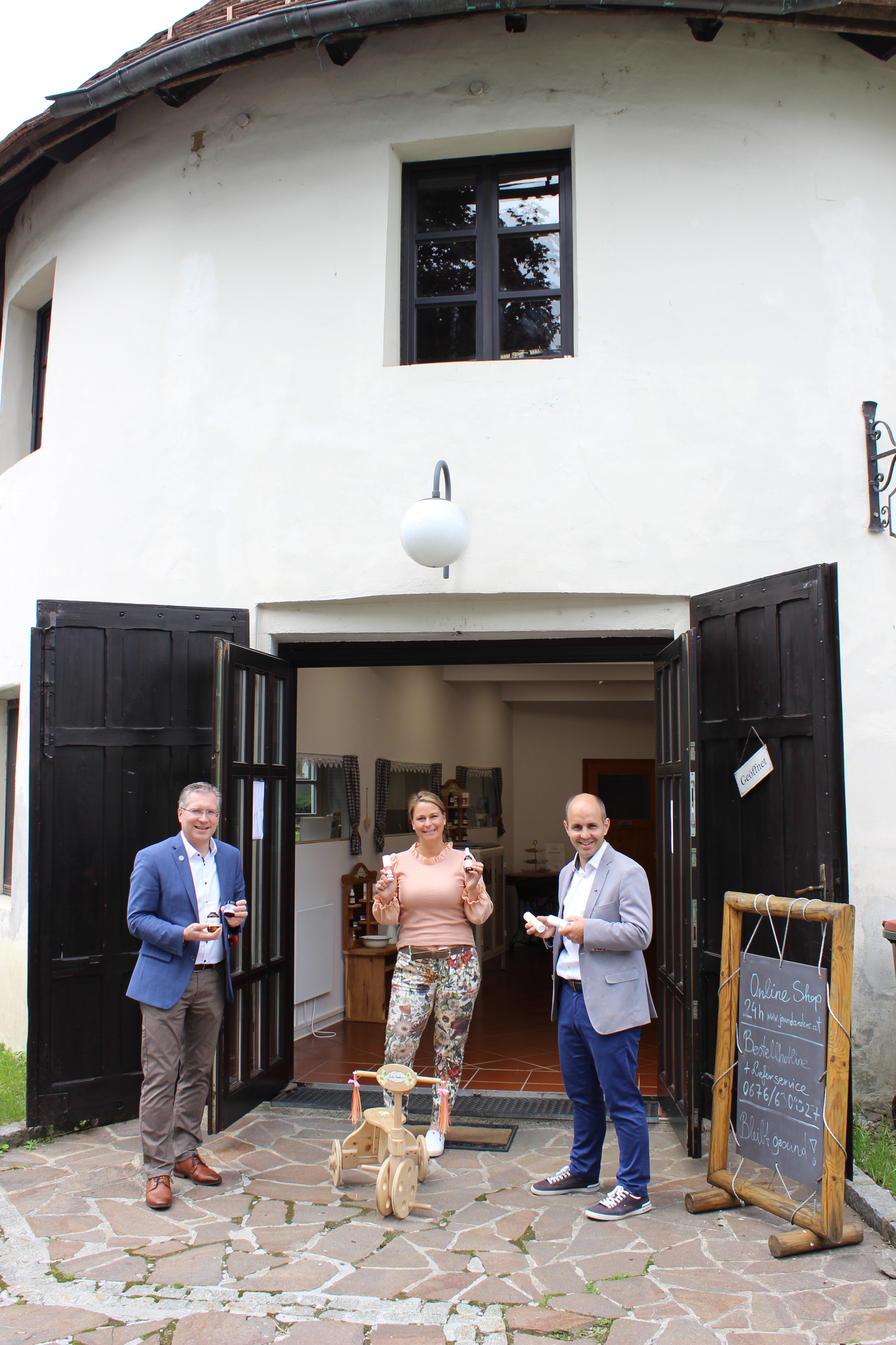 Bürgermeister Martin Kulmer und Bezirksvorsitzender Martin Figge gratulieren Katja Edlinger zur erfolgreichen Unternehmensgründung