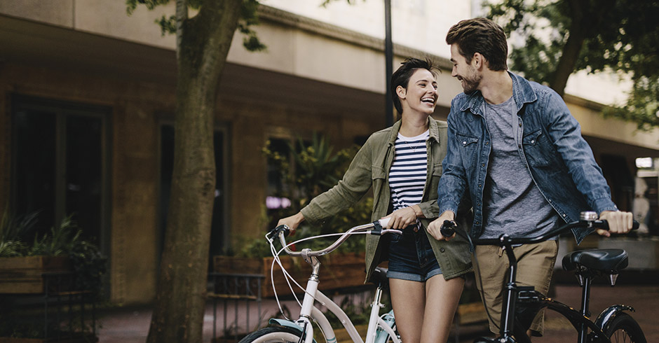 Ein Paar dass sich glücklich ansieht.