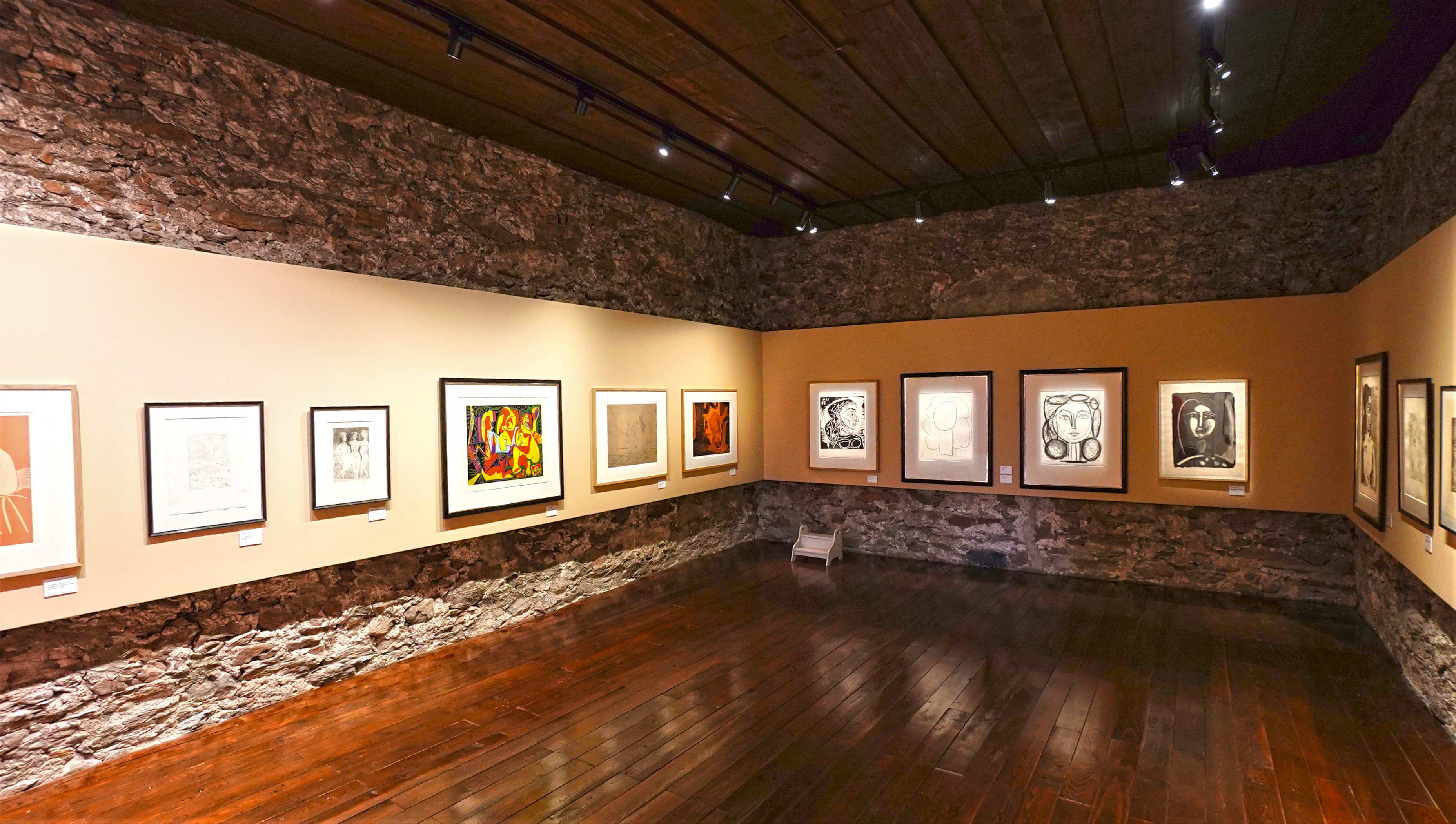 Ein Ausstellungsraum im architektonisch mittelalterlichen Stil mit Werken Pablo Picasso's